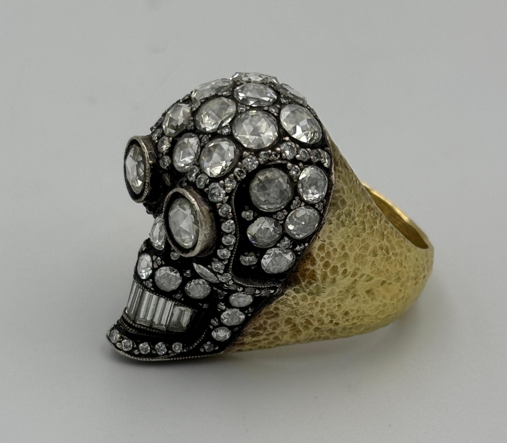 Anello con teschio in oro 18k, argento e diamanti in vendita 5