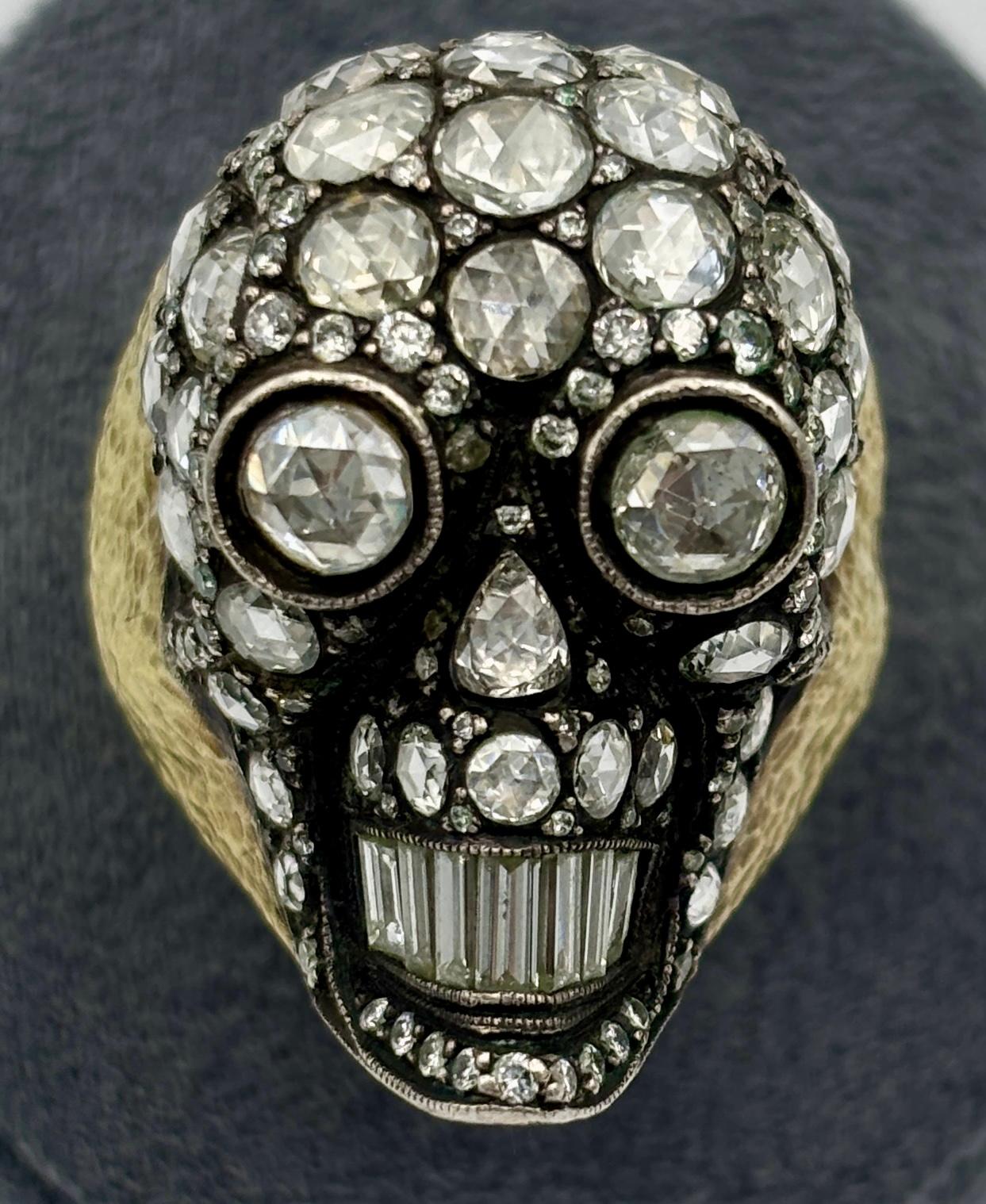 Anello con teschio in oro 18k, argento e diamanti in vendita 6