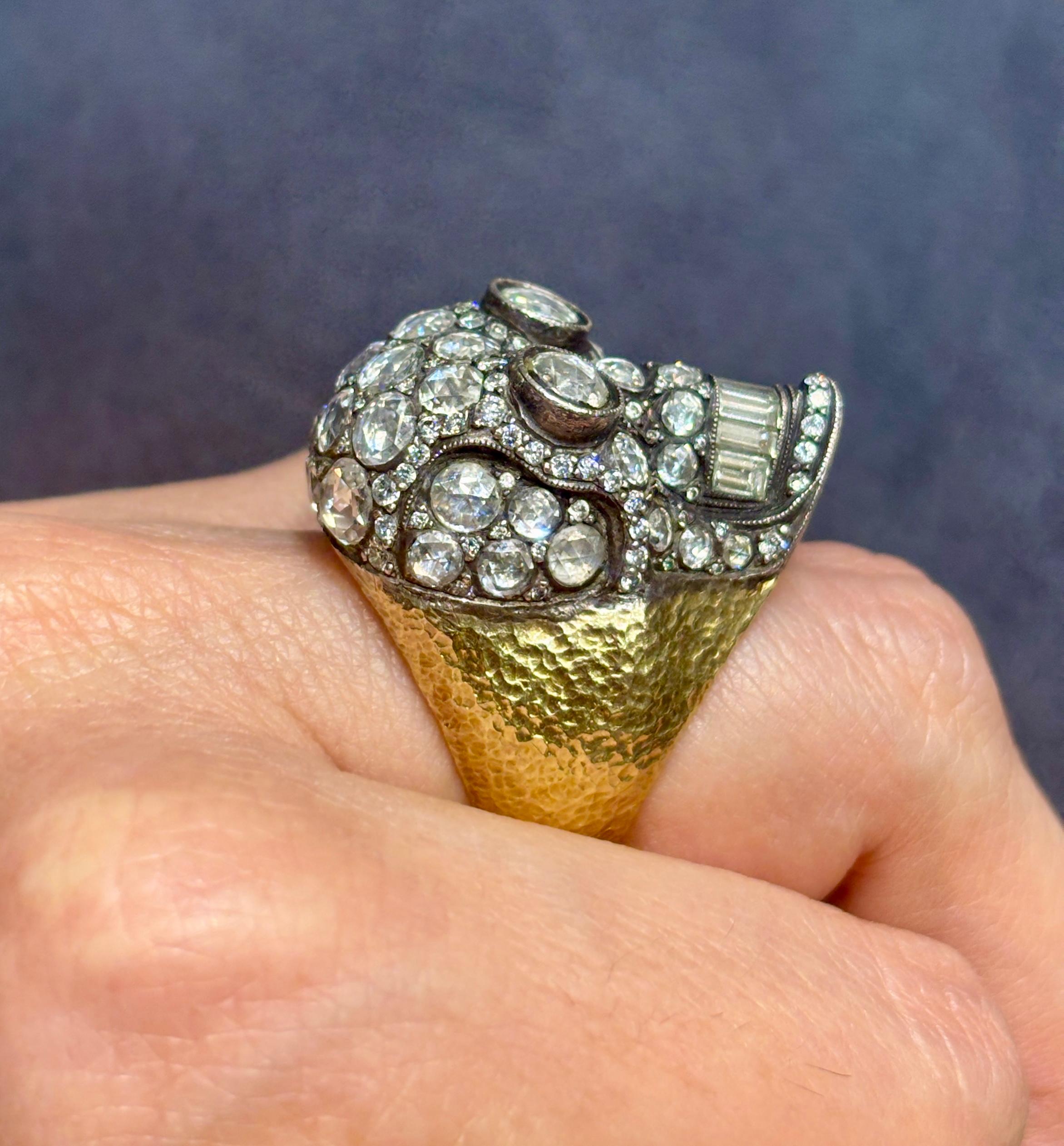 Contemporaneo Anello con teschio in oro 18k, argento e diamanti in vendita