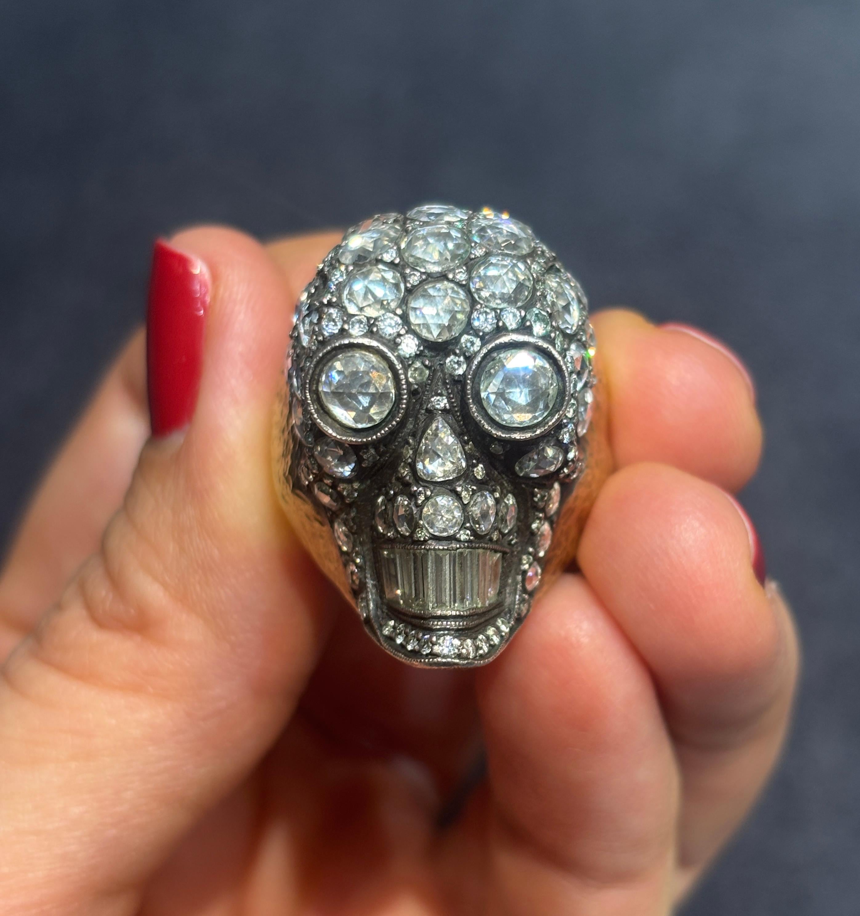 Taglio misto Anello con teschio in oro 18k, argento e diamanti in vendita