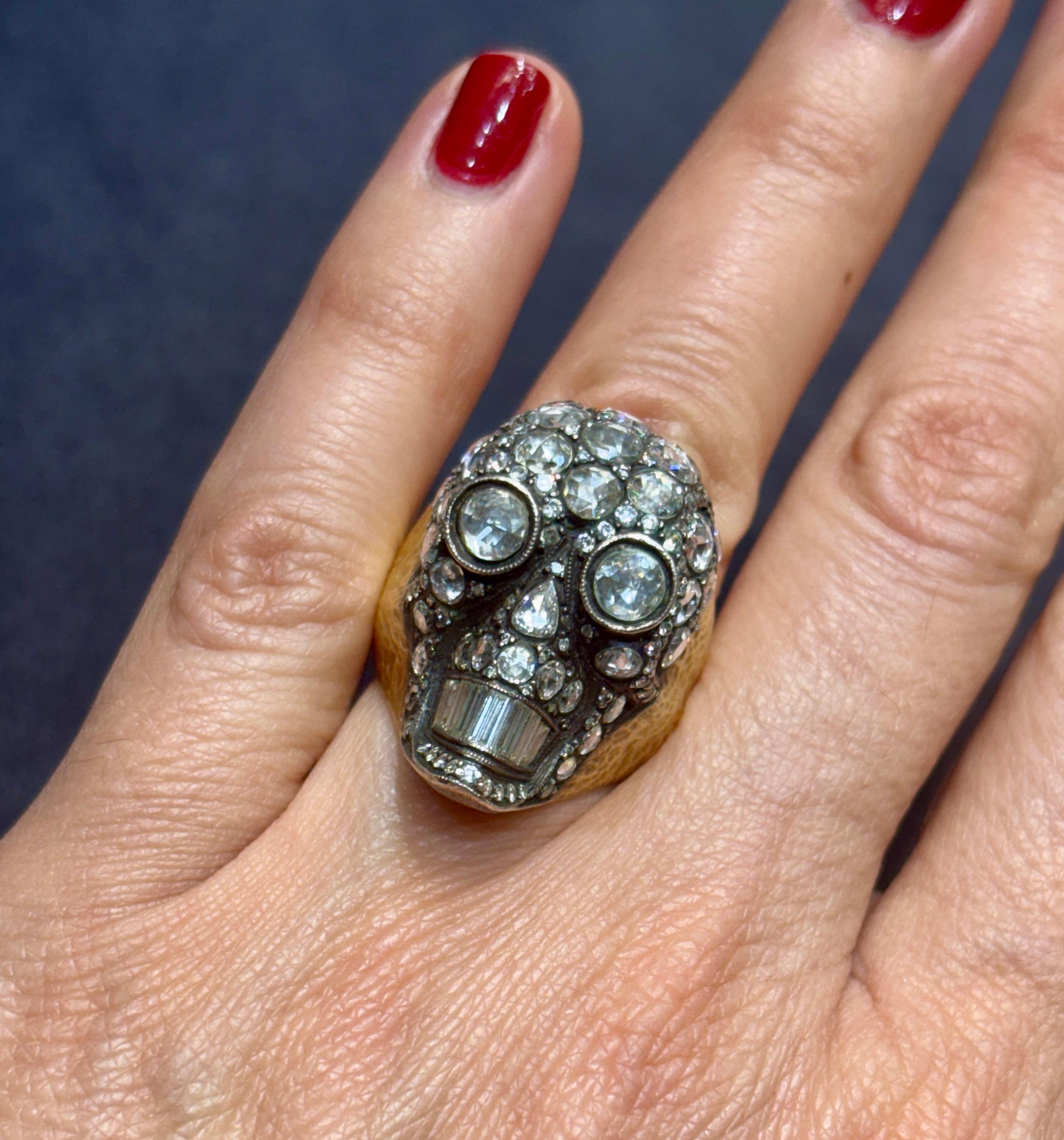 Anello con teschio in oro 18k, argento e diamanti in vendita 1