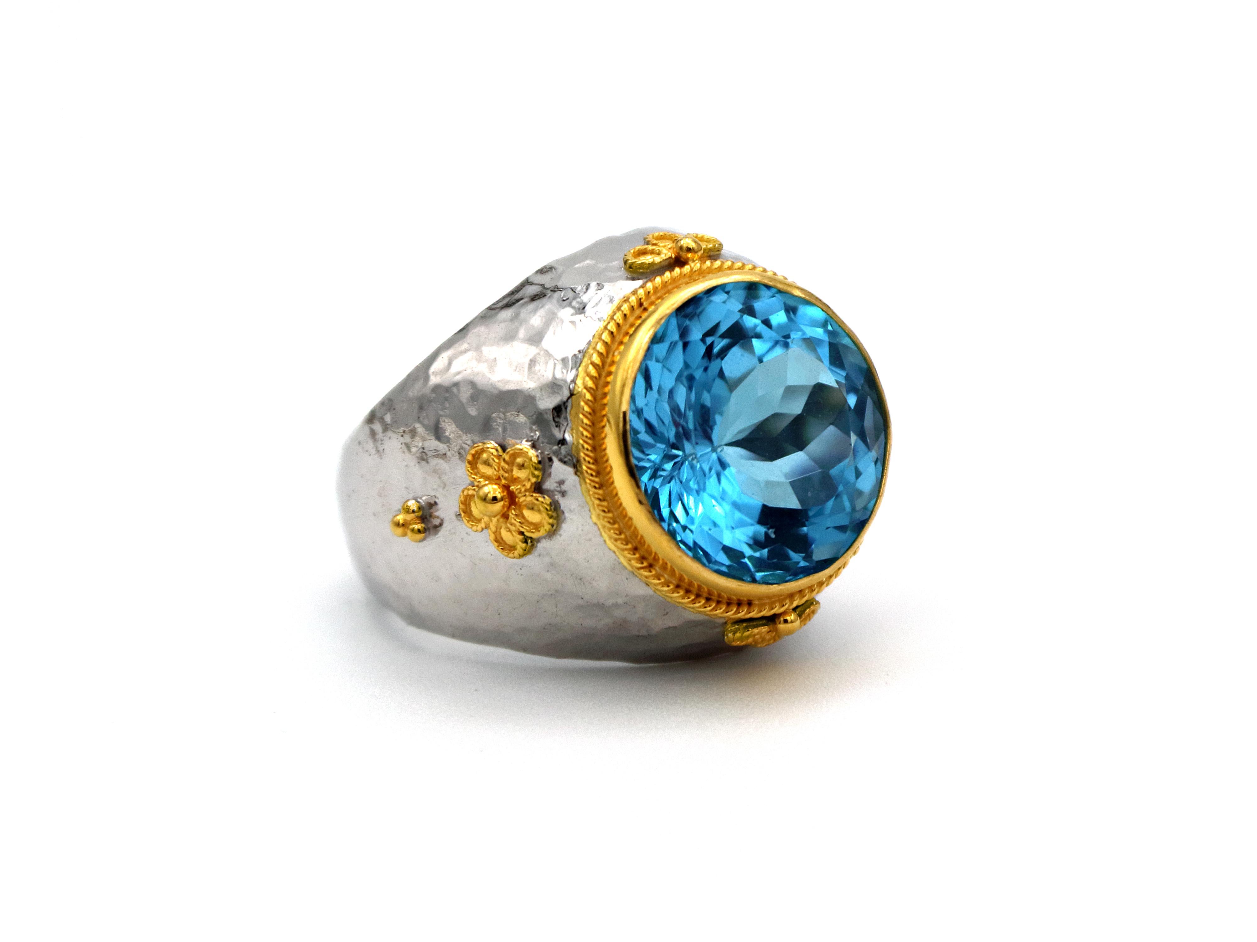 18 Karat Gold & Silber Babyblauer Topas gehämmerter Ring (Neoklassisch) im Angebot