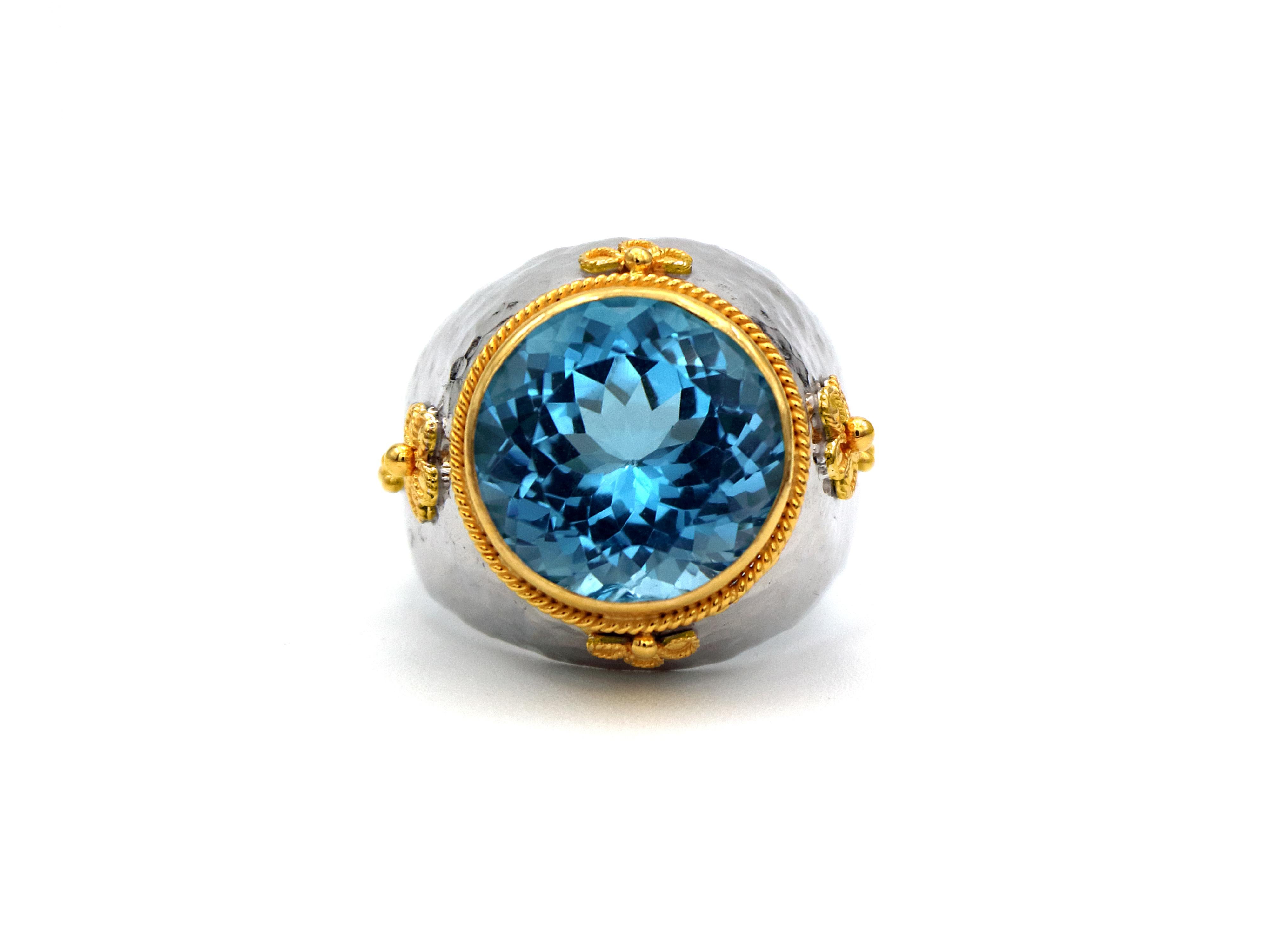 18 Karat Gold & Silber Babyblauer Topas gehämmerter Ring (Briolette) im Angebot