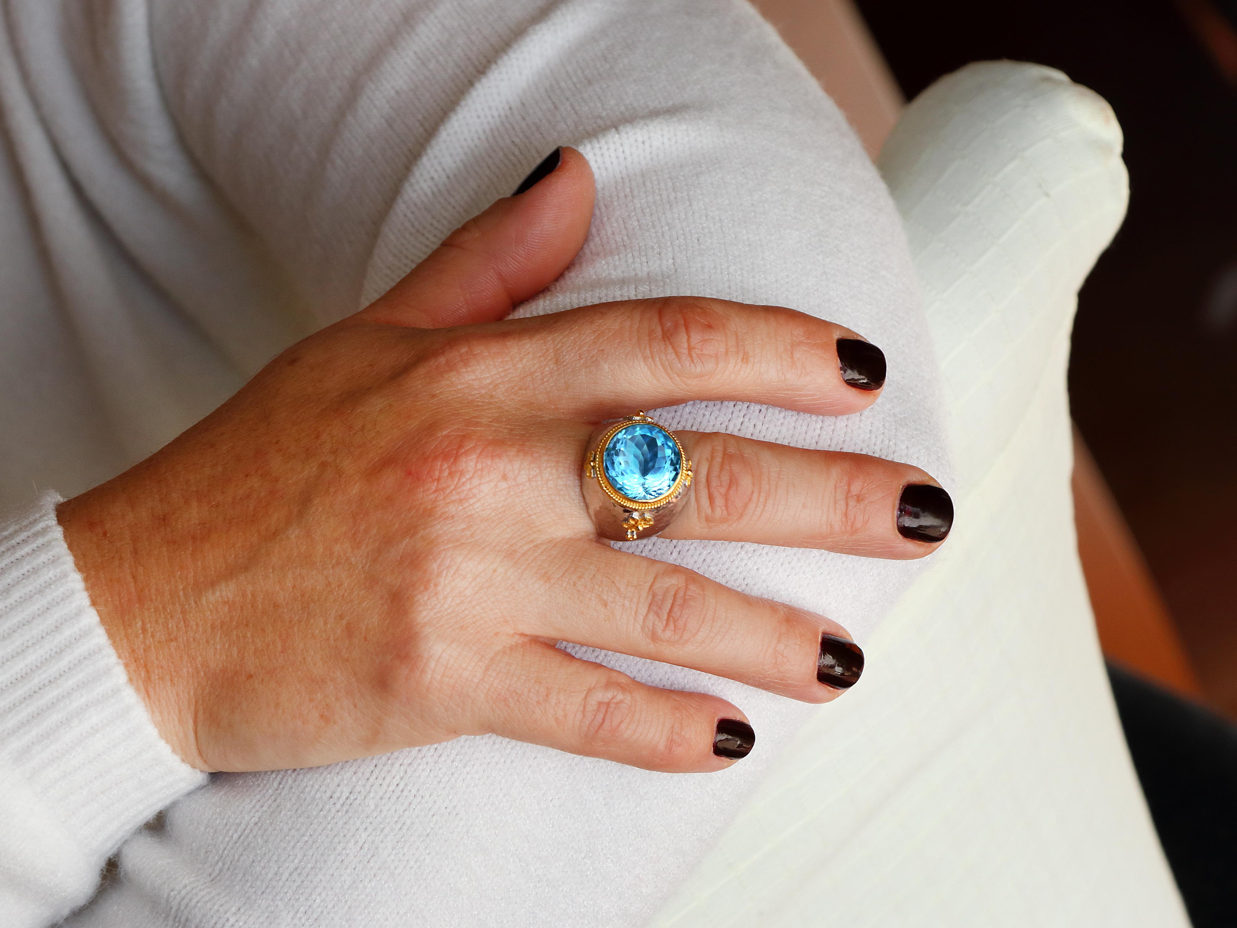 18 Karat Gold & Silber Babyblauer Topas gehämmerter Ring im Zustand „Neu“ im Angebot in Athens, GR