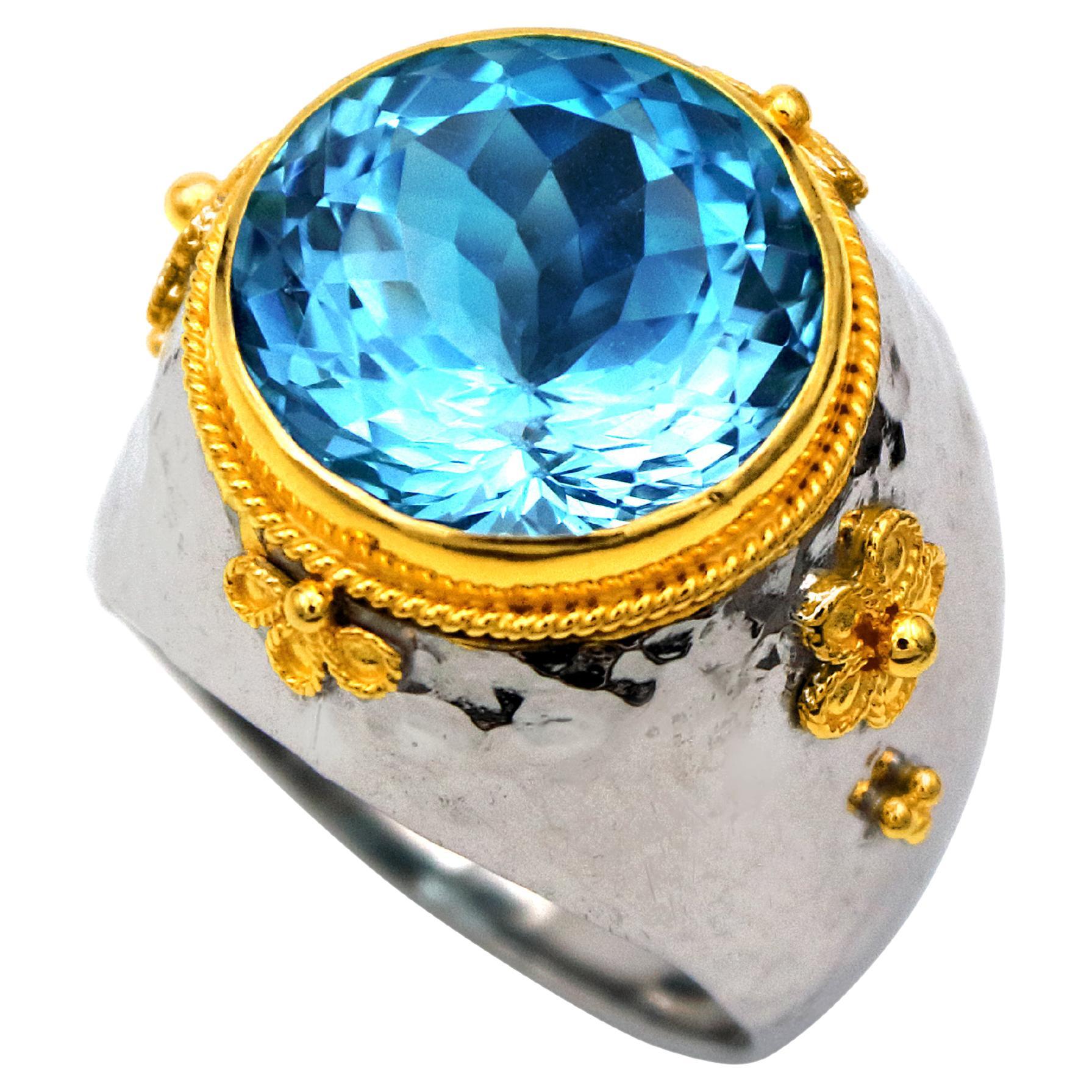 18 Karat Gold & Silber Babyblauer Topas gehämmerter Ring im Angebot