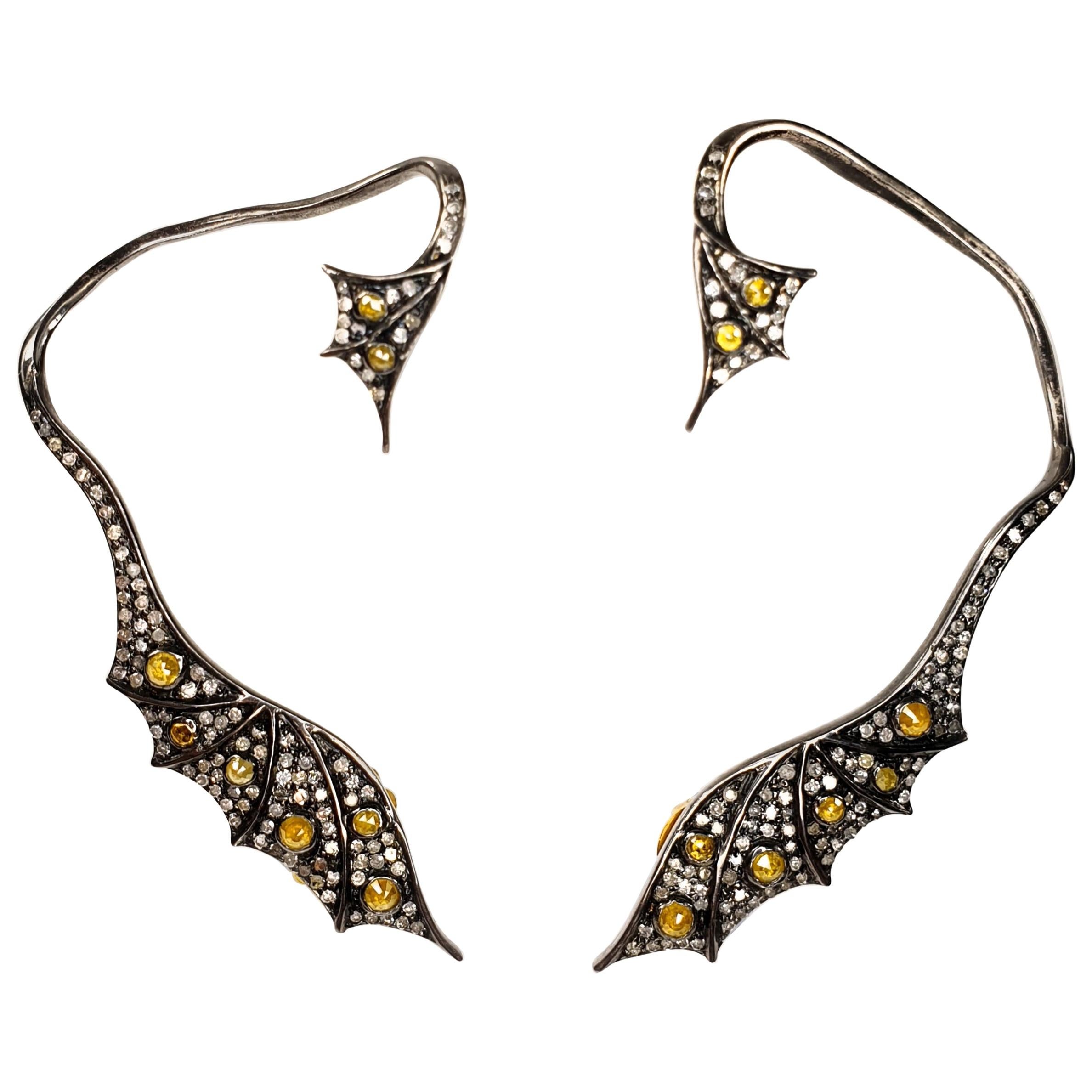 Boucles d'oreilles manchette dragon en or 18 carats et argent avec diamants et saphirs jaunes en vente