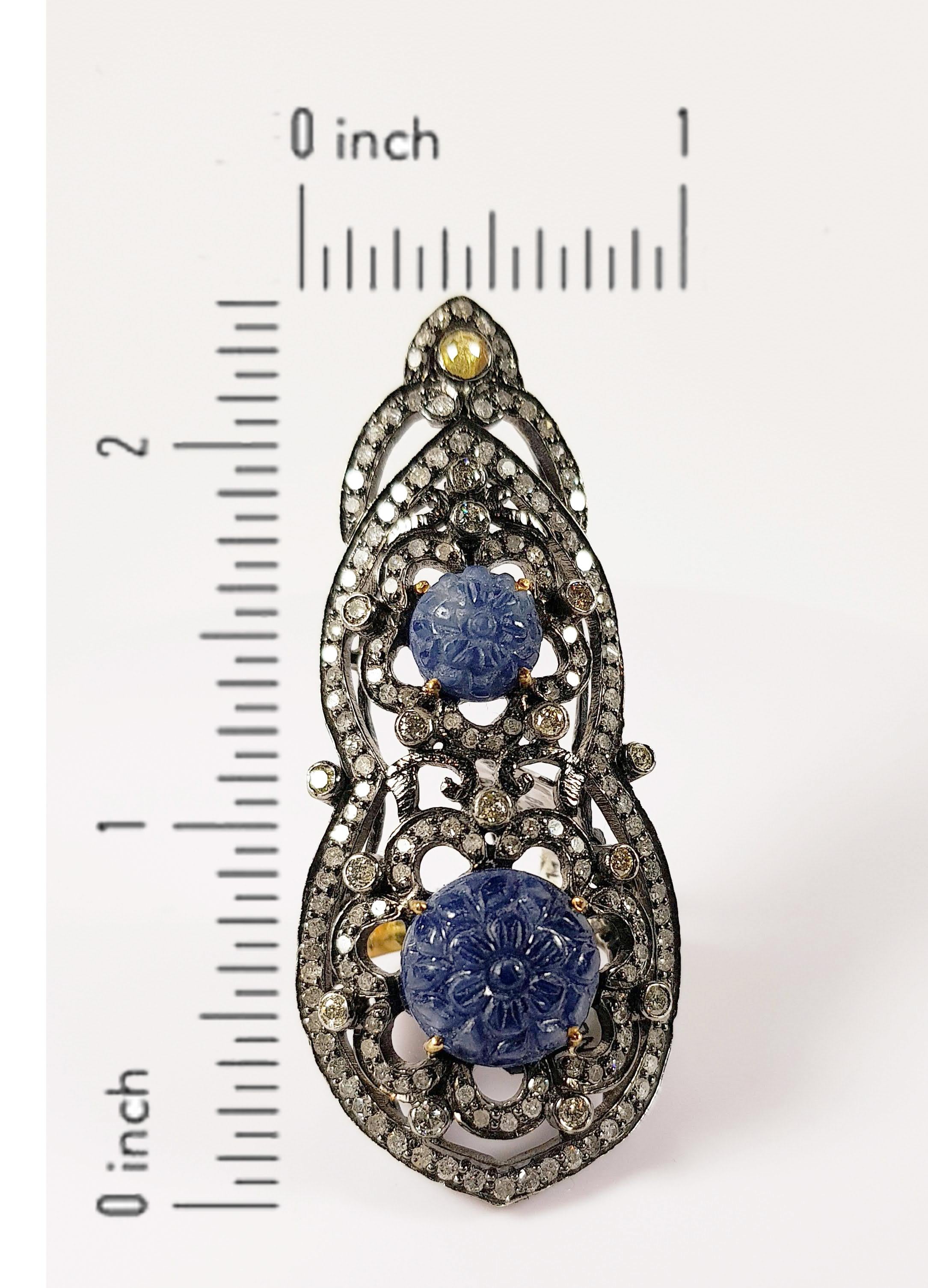 Anglo-Indian 18 Karat Gold and Silver Ring with Diamonds and carved  Sapphires For Sale