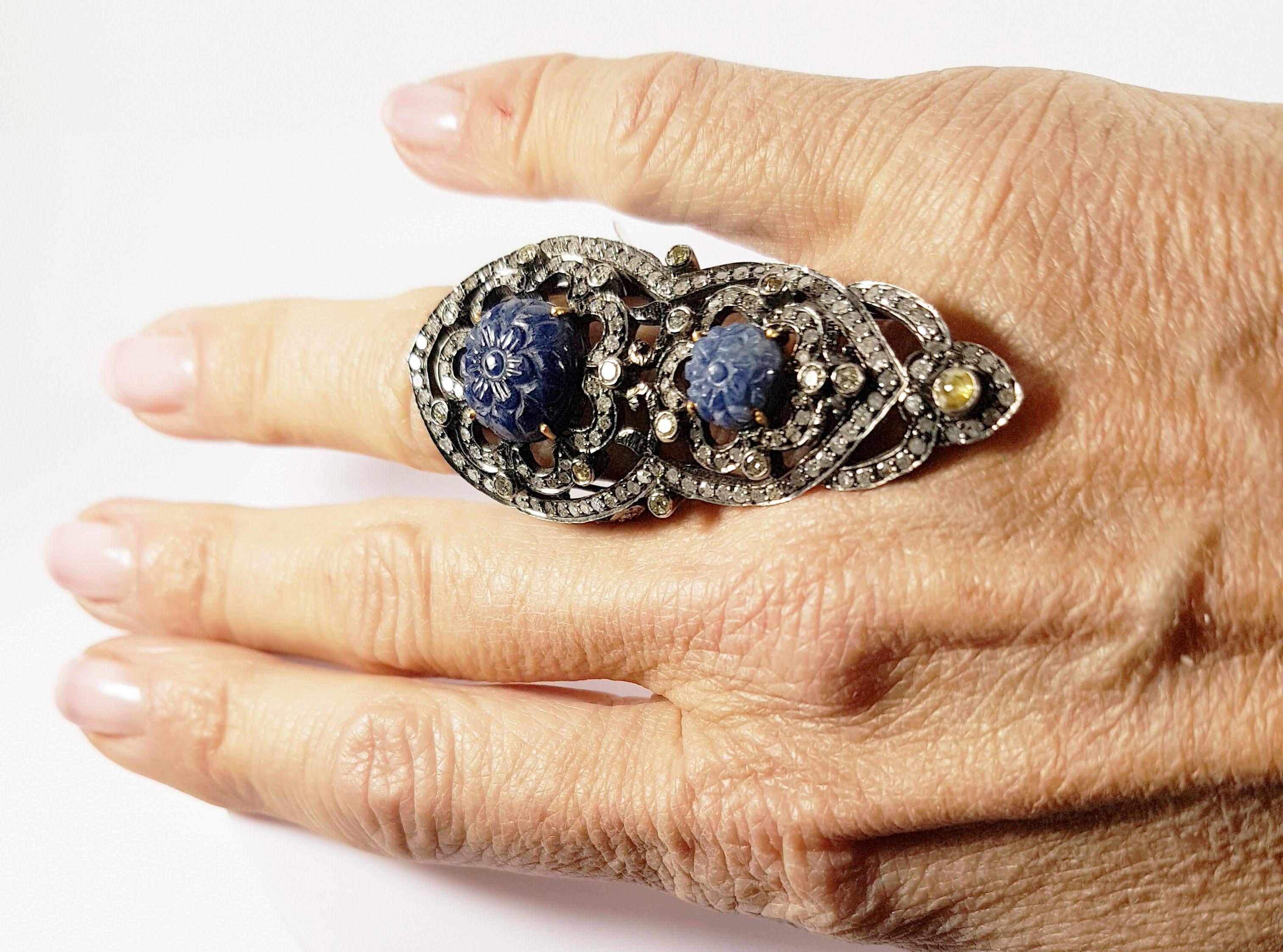18 Karat Gold and Silver Ring with Diamonds and carved  Sapphires For Sale 4