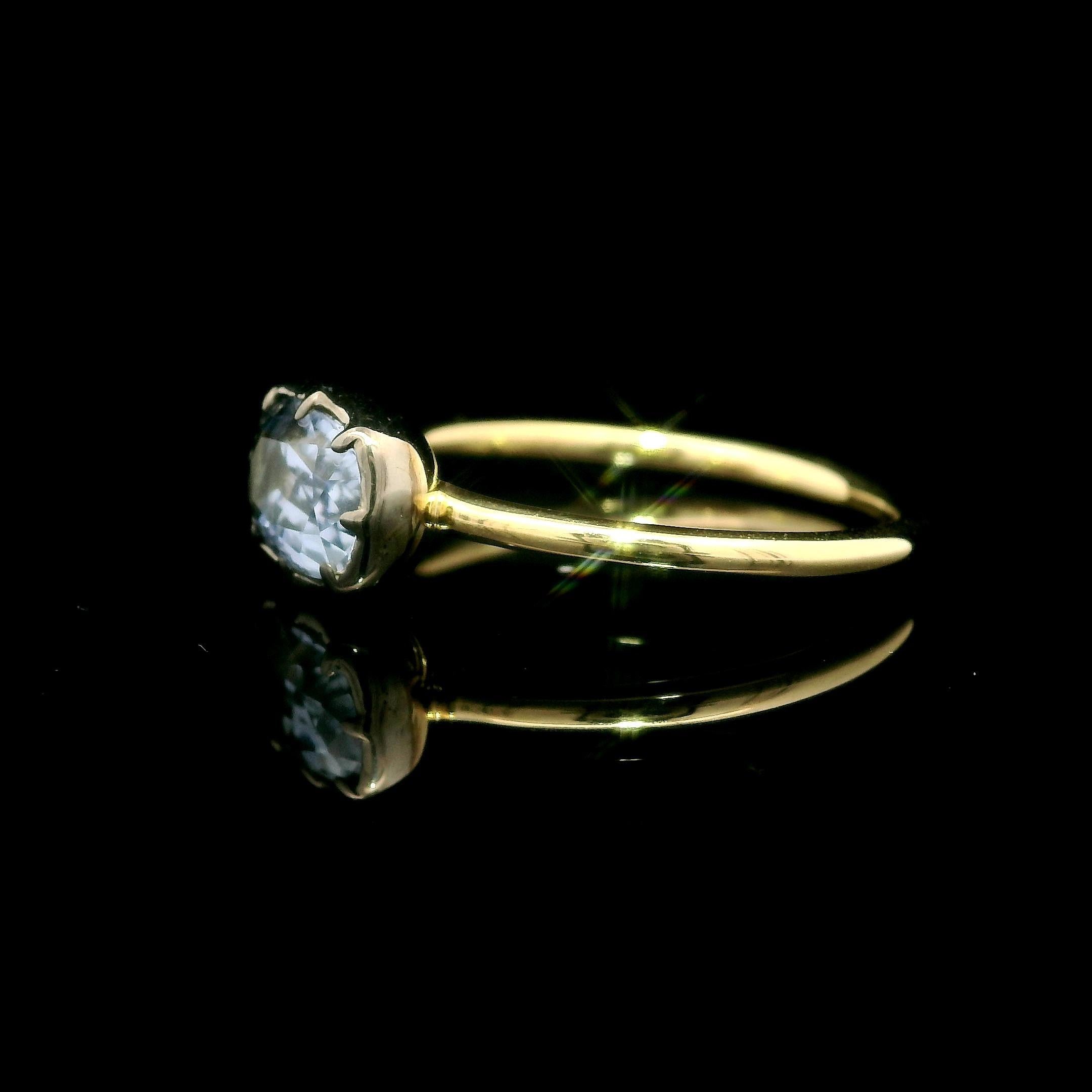 Anillo solitario de oro y plata de 18 quilates con zafiro azul de 1,24 ct sin tratamiento térmico engastado en collet en Nuevo estado para la venta en Montclair, NJ