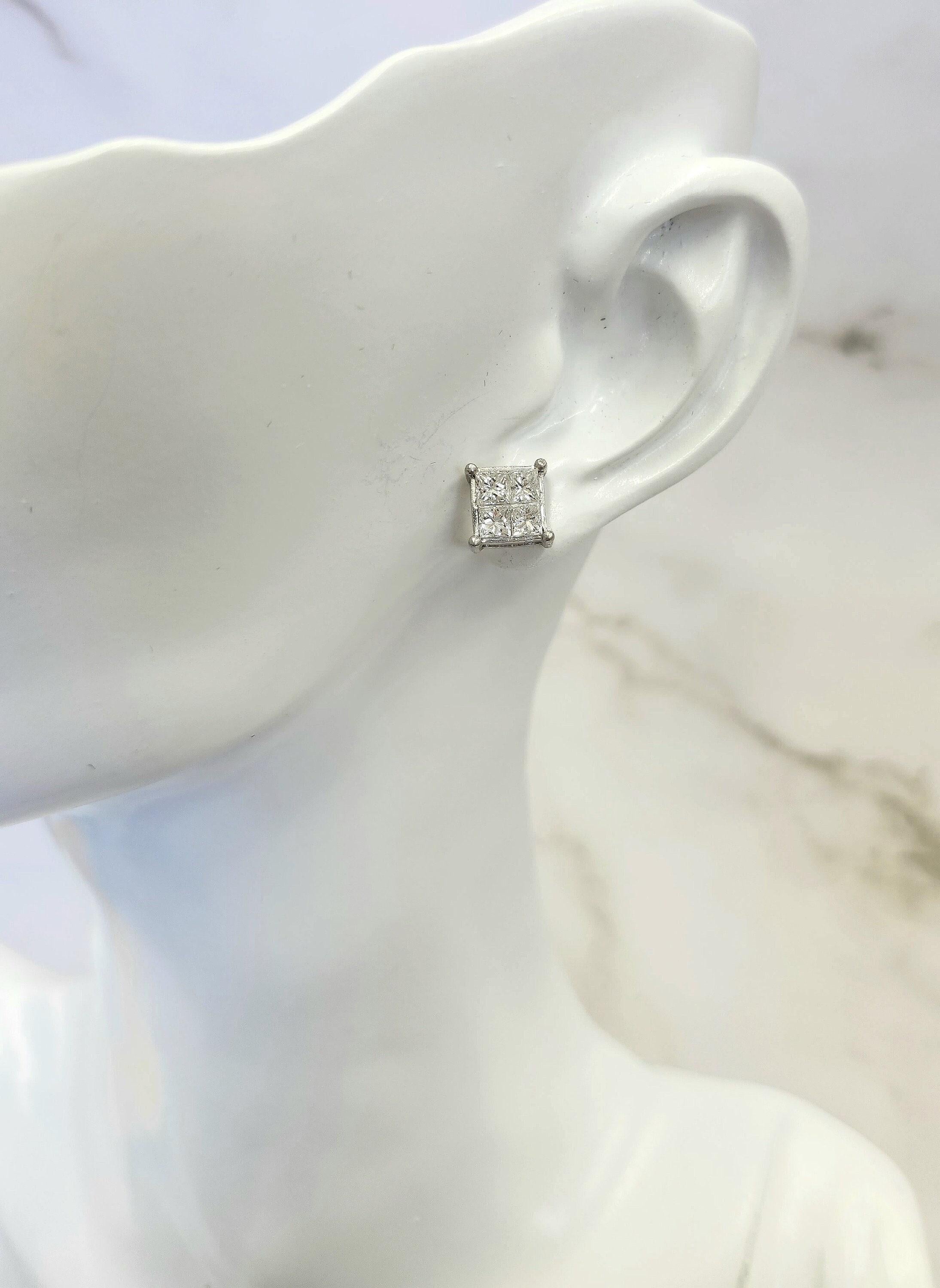 This is a single stud 18K gold diamond Stud earring

A perfect accessory for both him or her

Features:
Four princess-cut diamonds, expertly grooved and illusion set to appear as one large, stunning diamond.
Diamond Details: ~0.60 carats total,