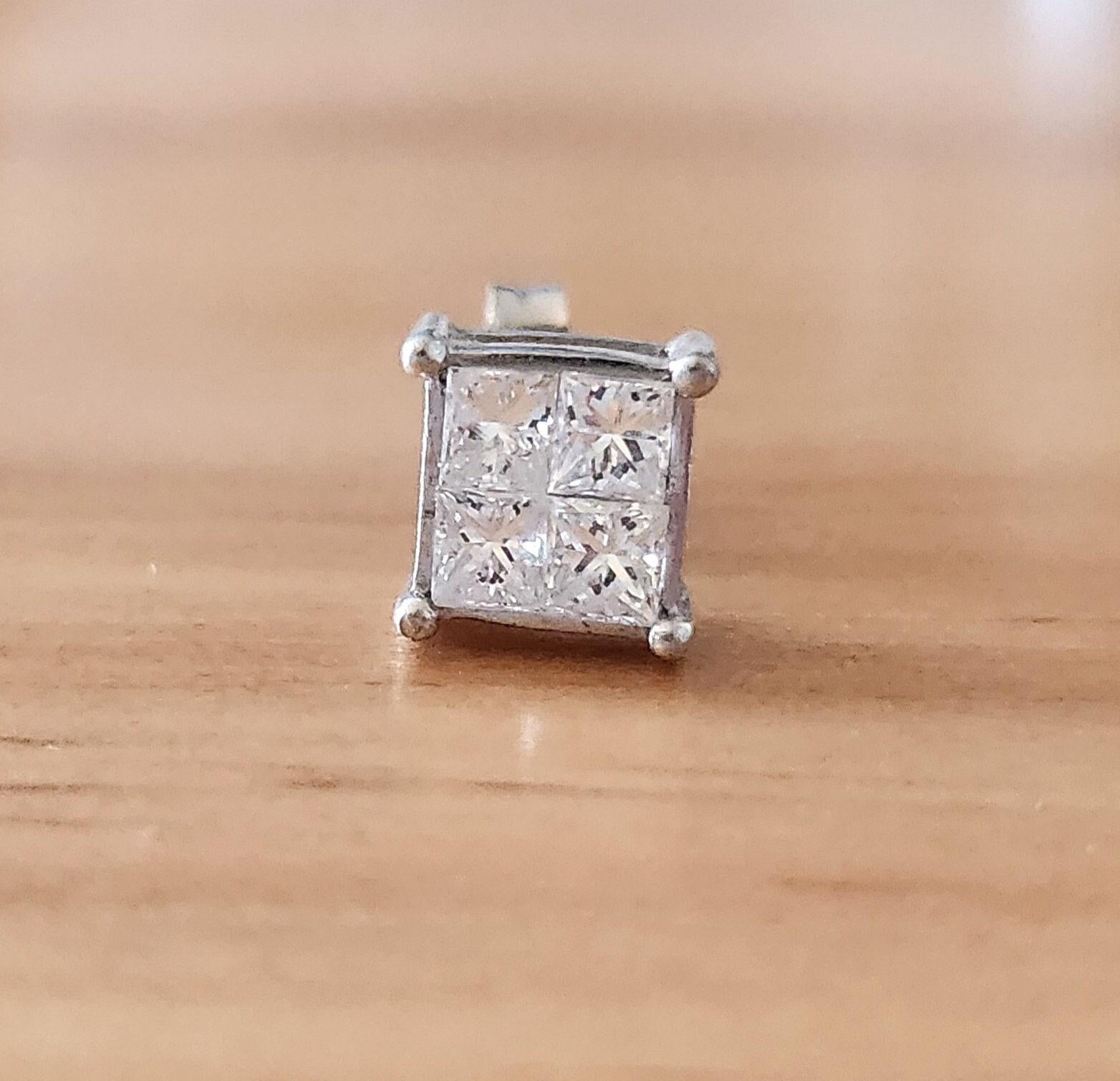 18K Gold Single Diamond Princess Cut Illusion Set Stud Earring In Good Condition For Sale In Los Angeles, CA