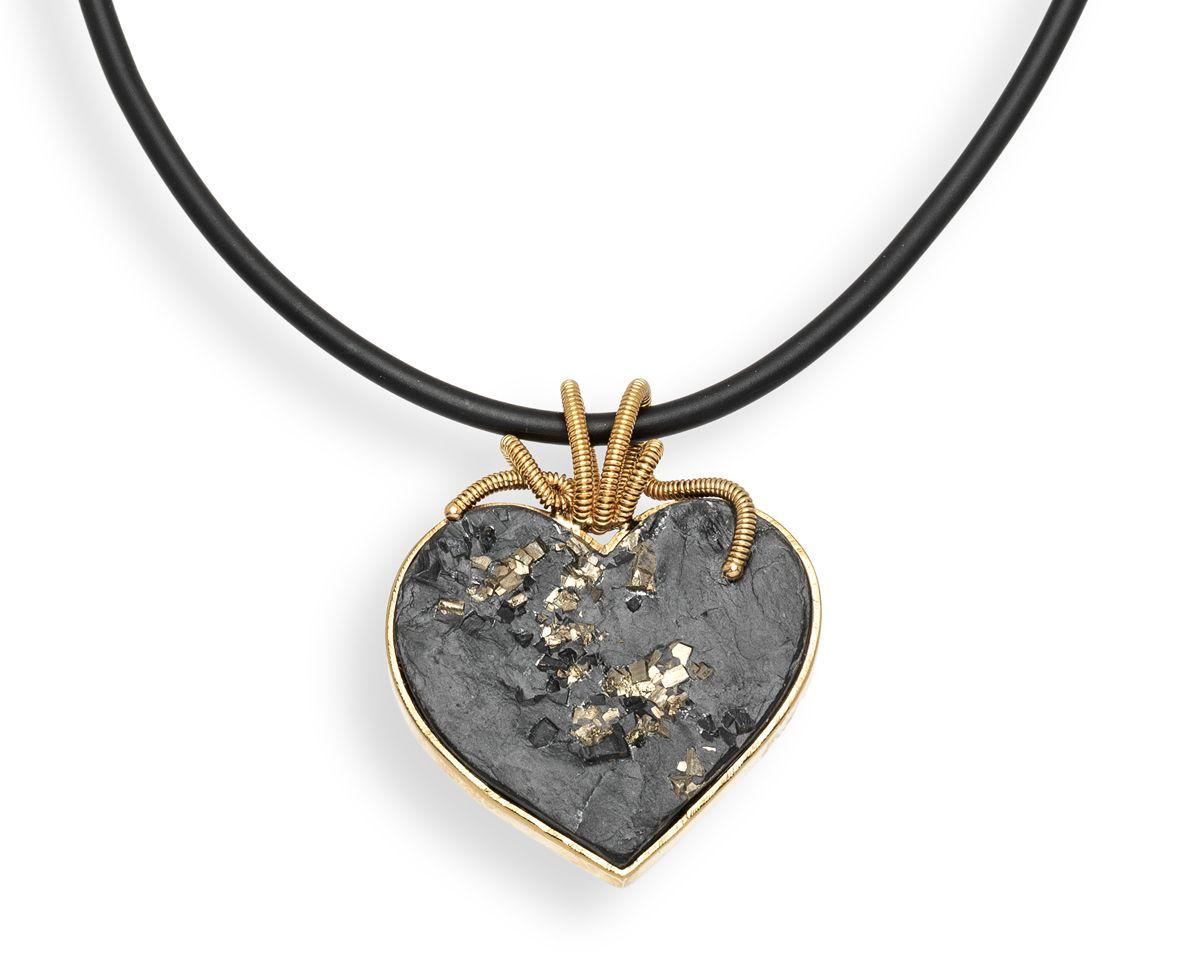 Montrez votre amour avec ce pendentif exotique et inhabituel en forme de cœur en ardoise et pyrite. Un cœur d'ardoise avec des mouchetures de pyrite à l'intérieur ajoute une touche d'éclat doré au pendentif. Sertie dans un cœur en or jaune 18 carats