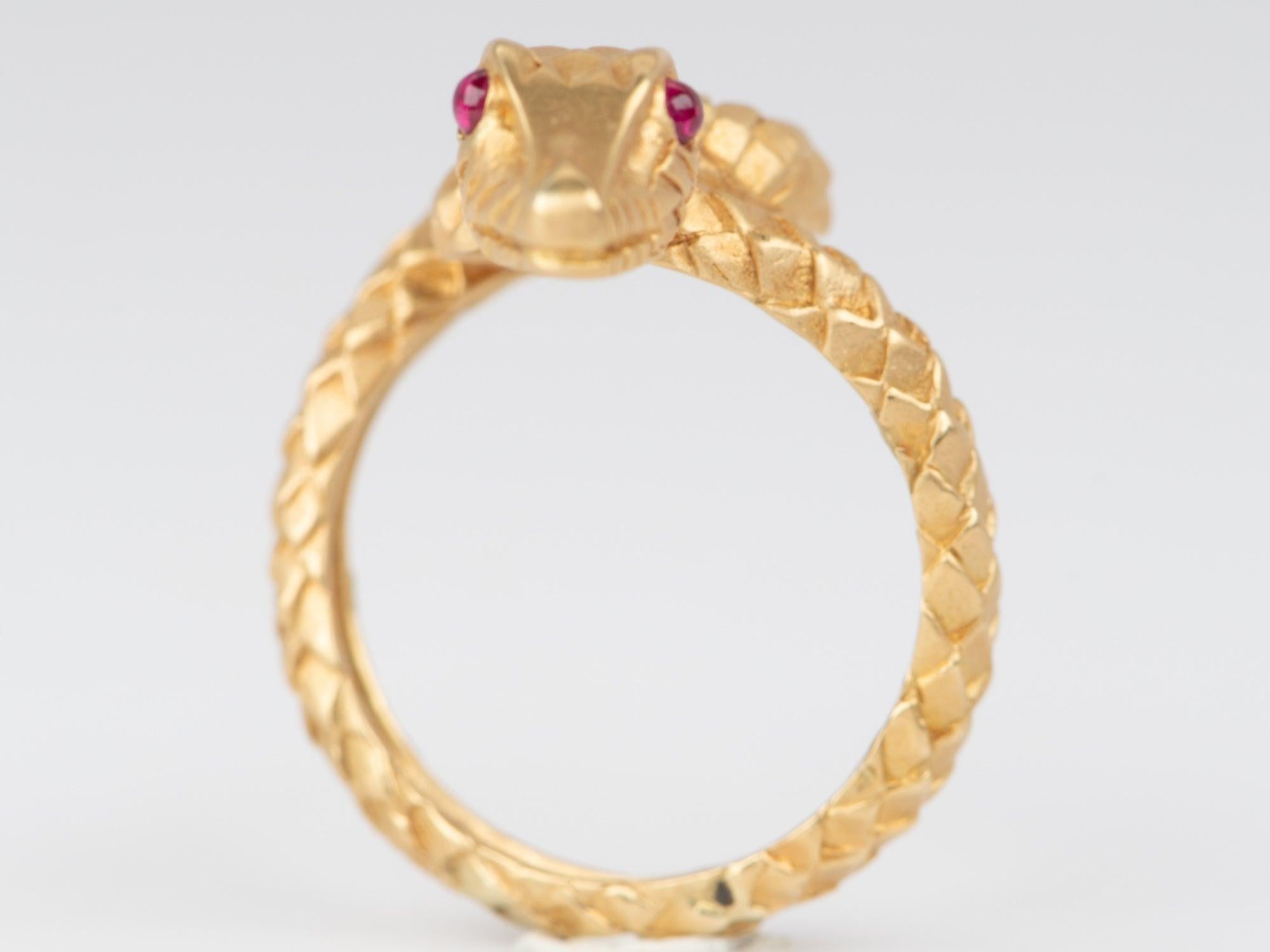 ♥ Bague serpent en or 18K avec yeux en rubis 7g+ Texture de peau écailleuse unique R6666

♥ Cet article mesure 28 mm de longueur (direction nord-sud), 12 mm de largeur (direction est-ouest) et 6,3 mm de hauteur à partir du doigt. La largeur de la