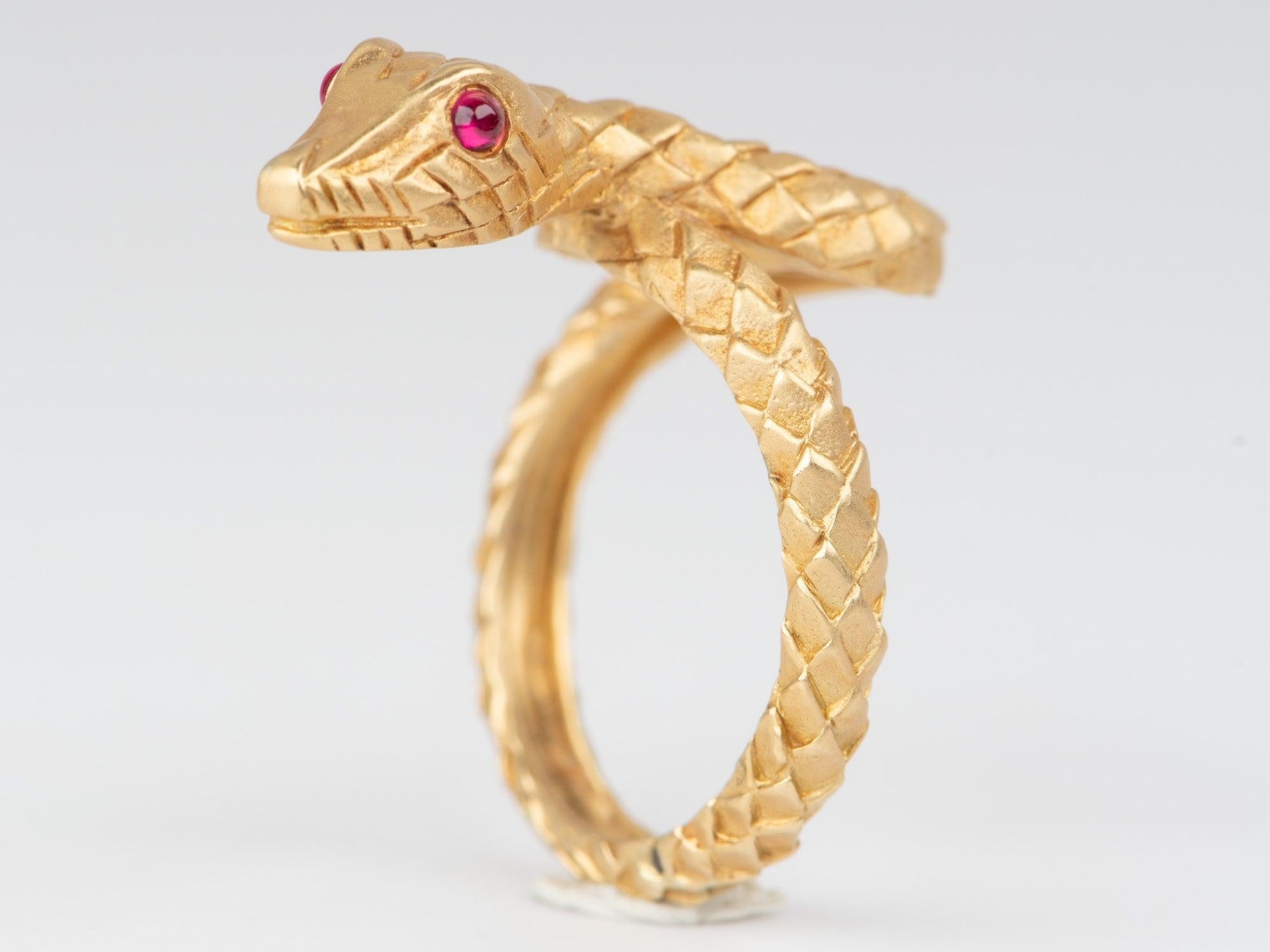 Non taillé Bague serpent en or 18 carats avec yeux en rubis 7 g+ texture de peau unique R6666 en vente