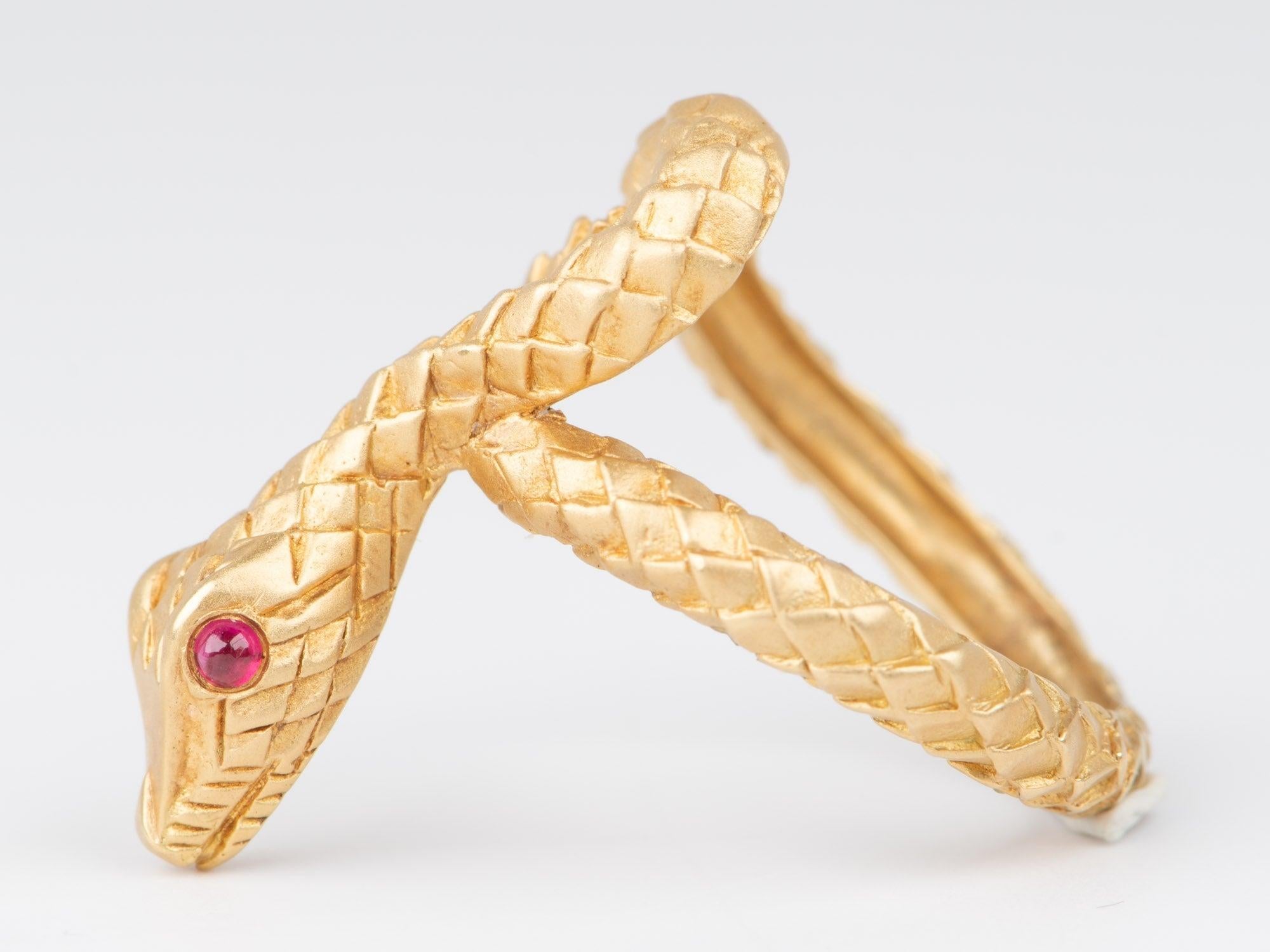 Bague serpent en or 18 carats avec yeux en rubis 7 g+ texture de peau unique R6666 Unisexe en vente