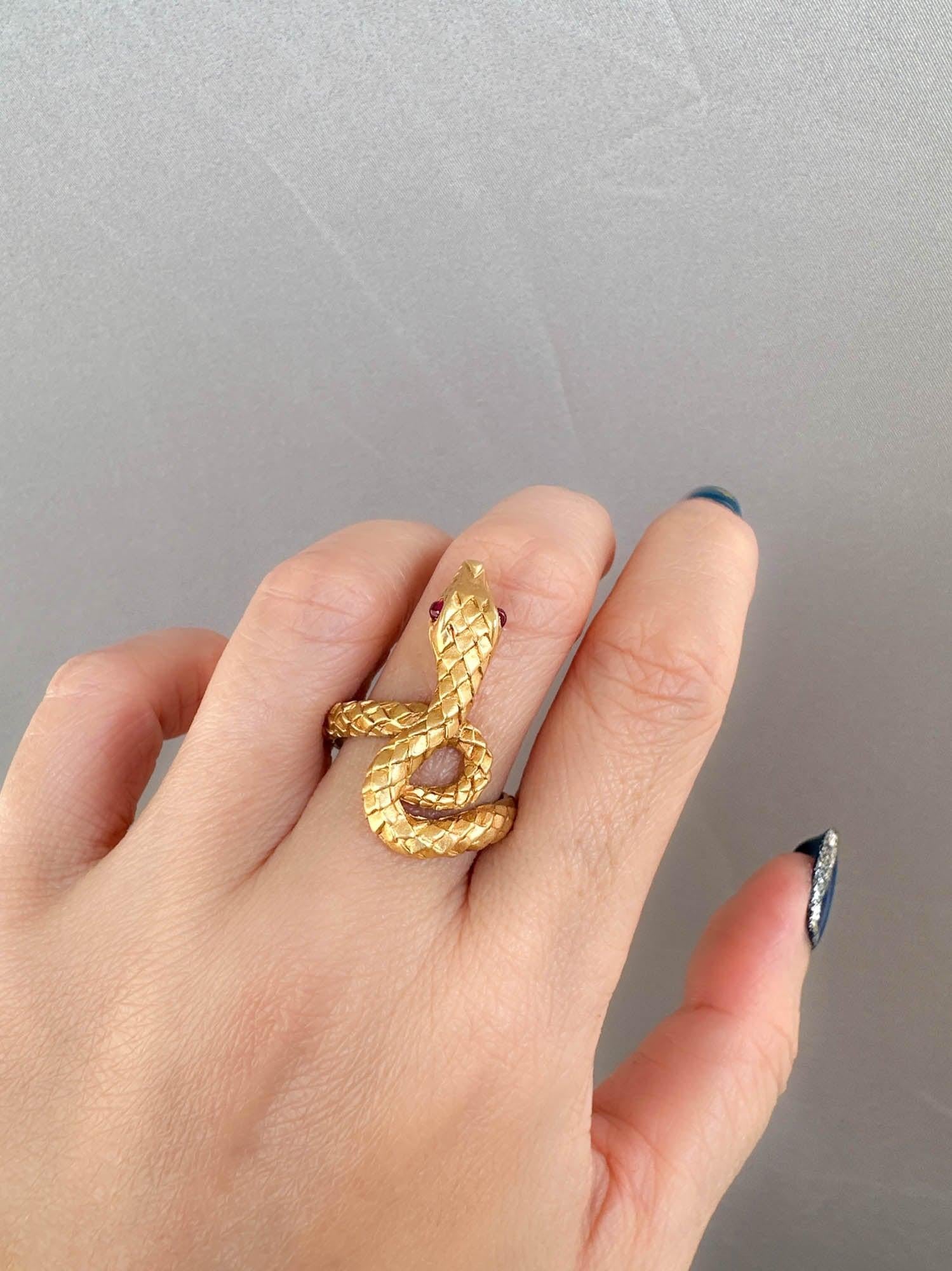 Bague serpent en or 18 carats avec yeux en rubis 7 g+ texture de peau unique R6666 en vente 1