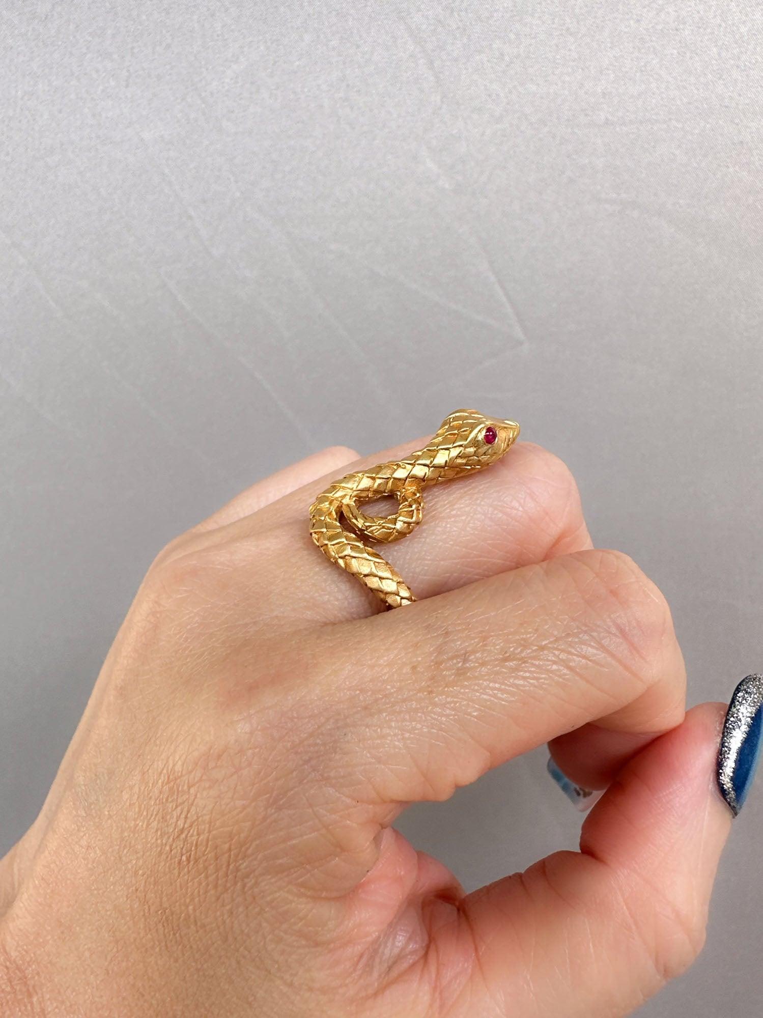 Bague serpent en or 18 carats avec yeux en rubis 7 g+ texture de peau unique R6666 en vente 2