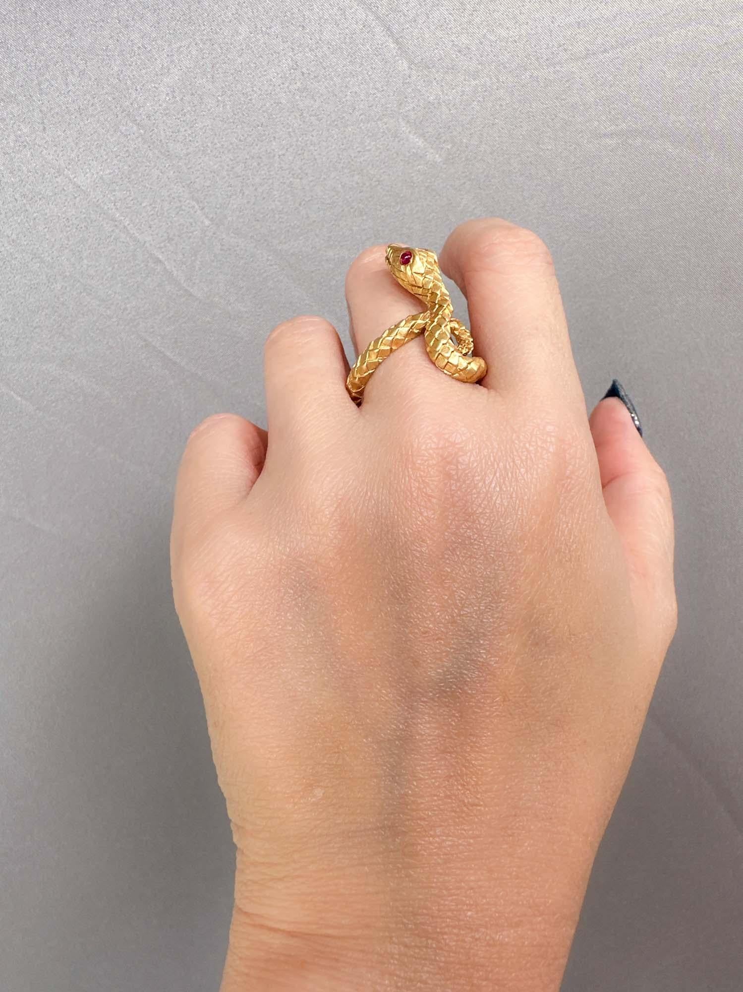 Bague serpent en or 18 carats avec yeux en rubis 7 g+ texture de peau unique R6666 en vente 3