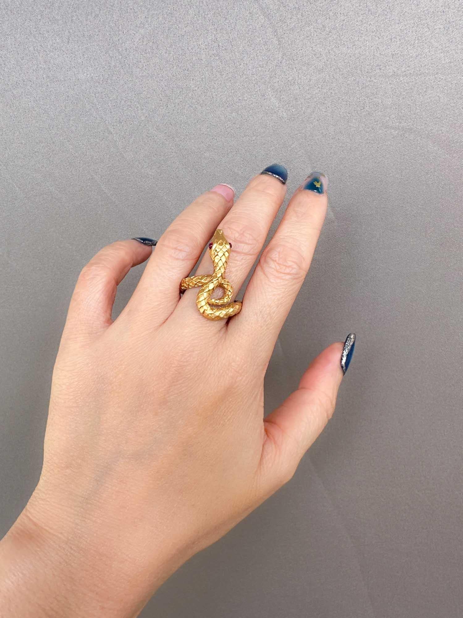 Bague serpent en or 18 carats avec yeux en rubis 7 g+ texture de peau unique R6666 en vente 4