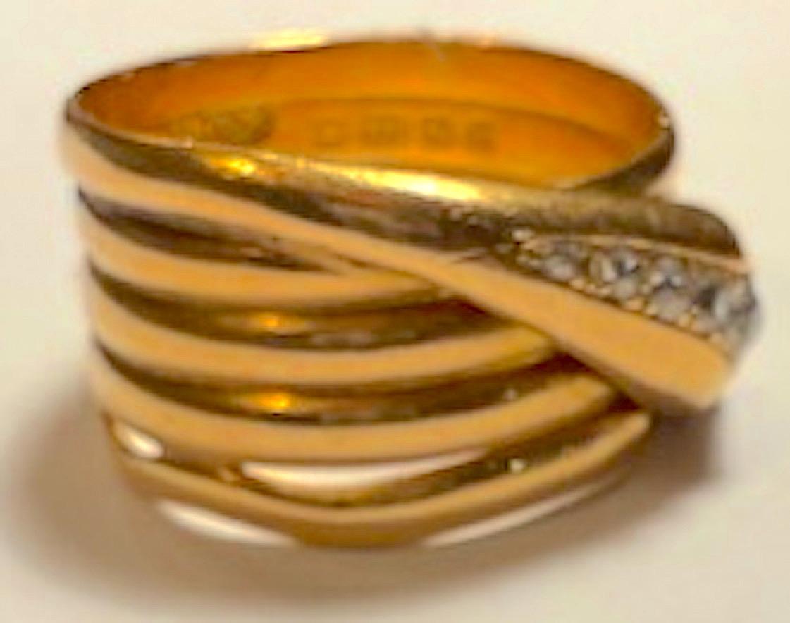 Il nostro anello serpente in oro 18 carati con marchio Birmingham 1903 ha 2 occhi di rubino e 5 diamanti che decorano la testa. Fin dall'antichità i serpenti sono stati considerati un simbolo di 