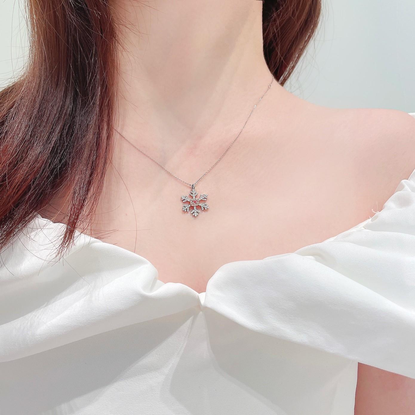 18K Gold Snowflake Necklace with Natural Pink and White Diamonds

Embrace the beauty of winter’s elegance with this enchanting 18k gold snowflake necklace, adorned with a delicate combination of natural pink and white diamonds. The intricate