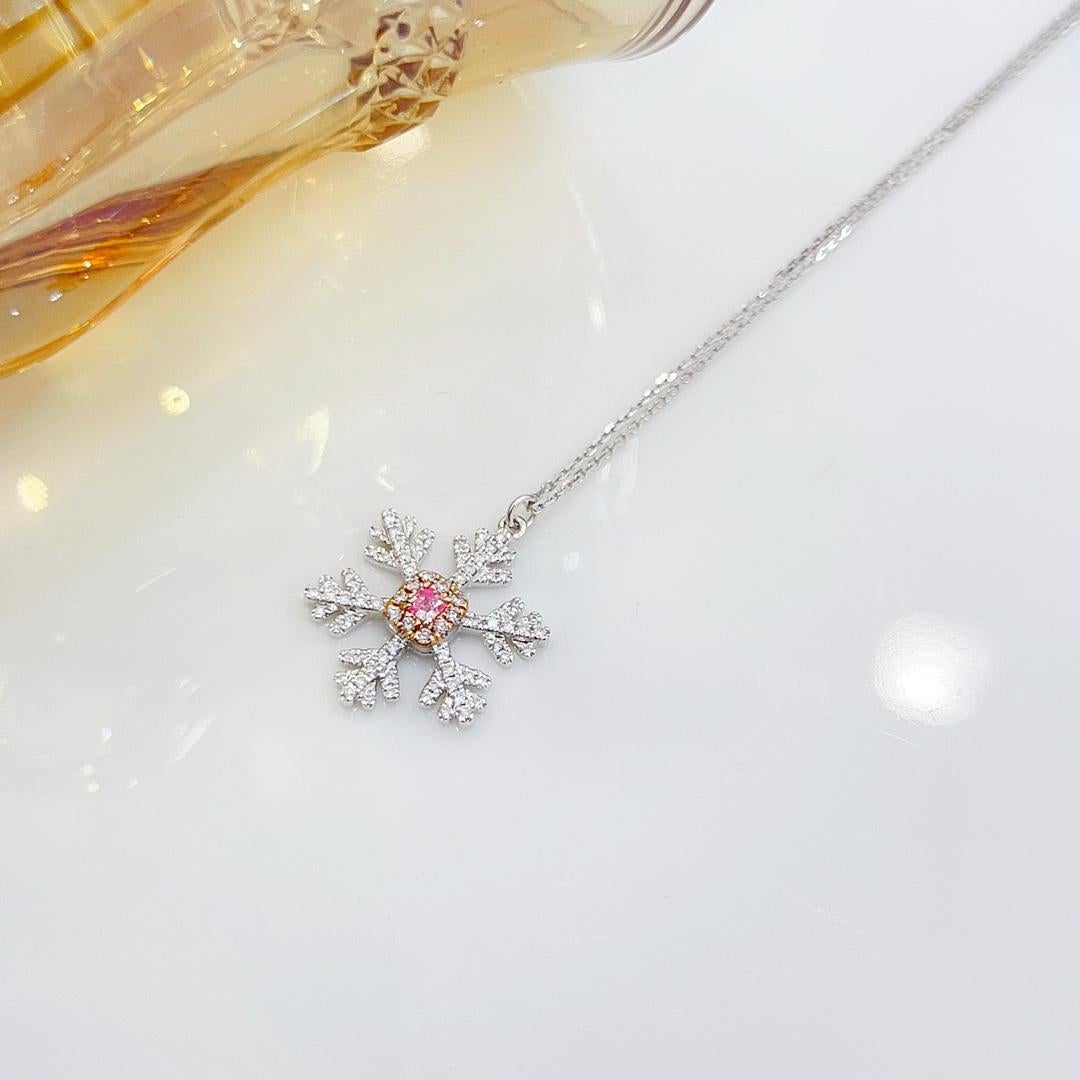 18K Gold Snowflake Necklace with Natural Pink and White Diamonds In New Condition For Sale In Hong Kong, HK