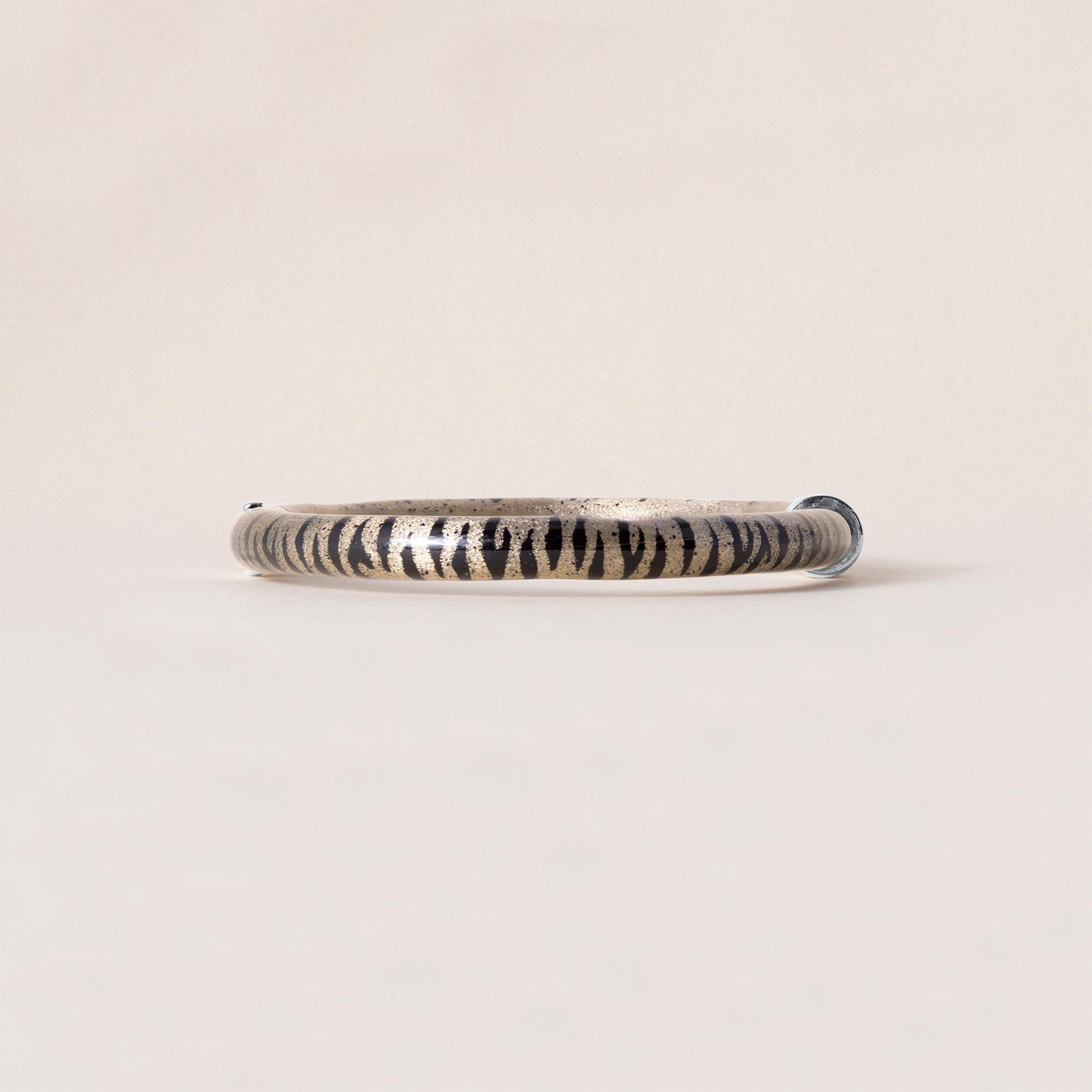 Bracciale SOHO in oro 18 carati con diamanti e smalto In condizioni ottime in vendita a Los Angeles, CA
