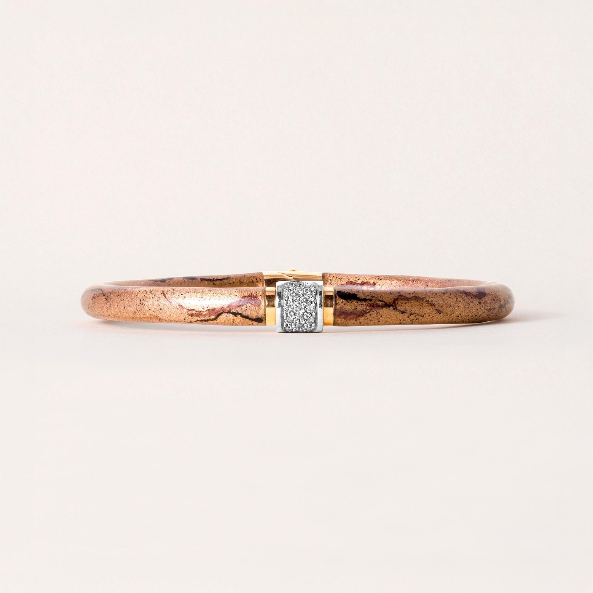 Si tratta di un braccialetto in oro rosa e bianco 18 carati smaltato di SOHO
Realizzato a mano in Italia

I braccialetti SOHO sono caratterizzati da un'esclusiva finitura a smalto, una finitura proprietaria che fonde metalli antichi e pietre