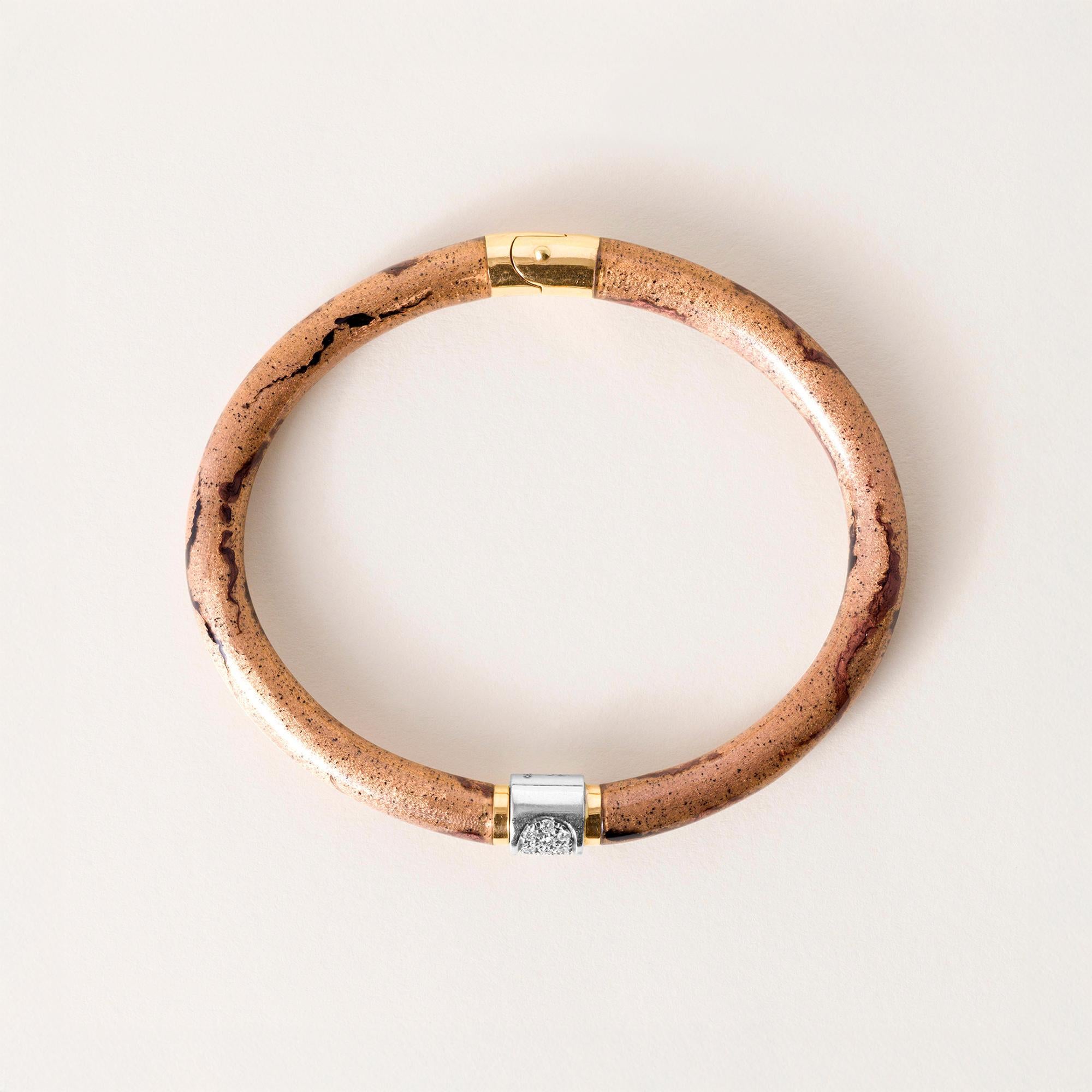Contemporaneo Bangle con cerniera in oro 18 carati con diamante SOHO e smalto oro rosa in vendita