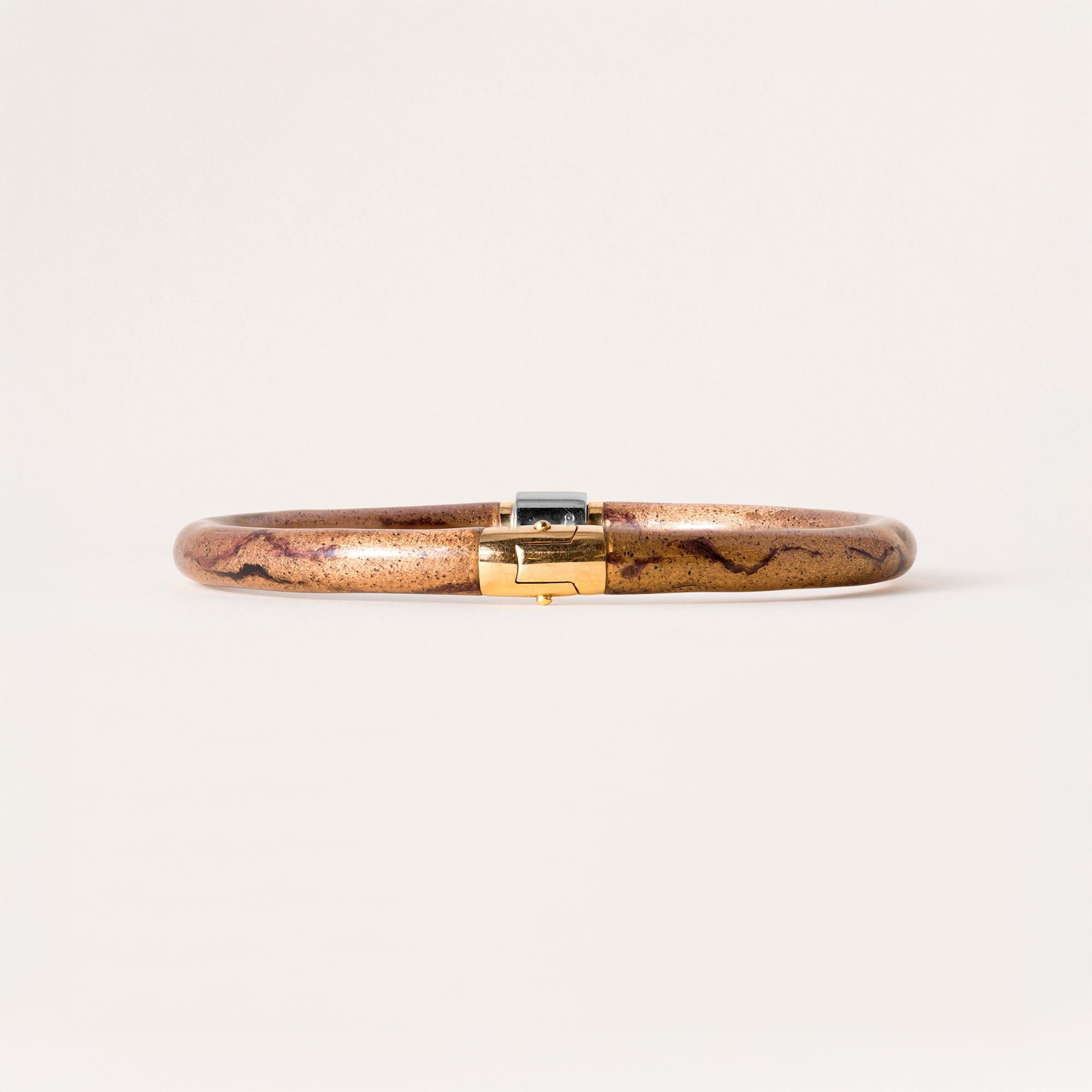 Taglio rotondo Bangle con cerniera in oro 18 carati con diamante SOHO e smalto oro rosa in vendita