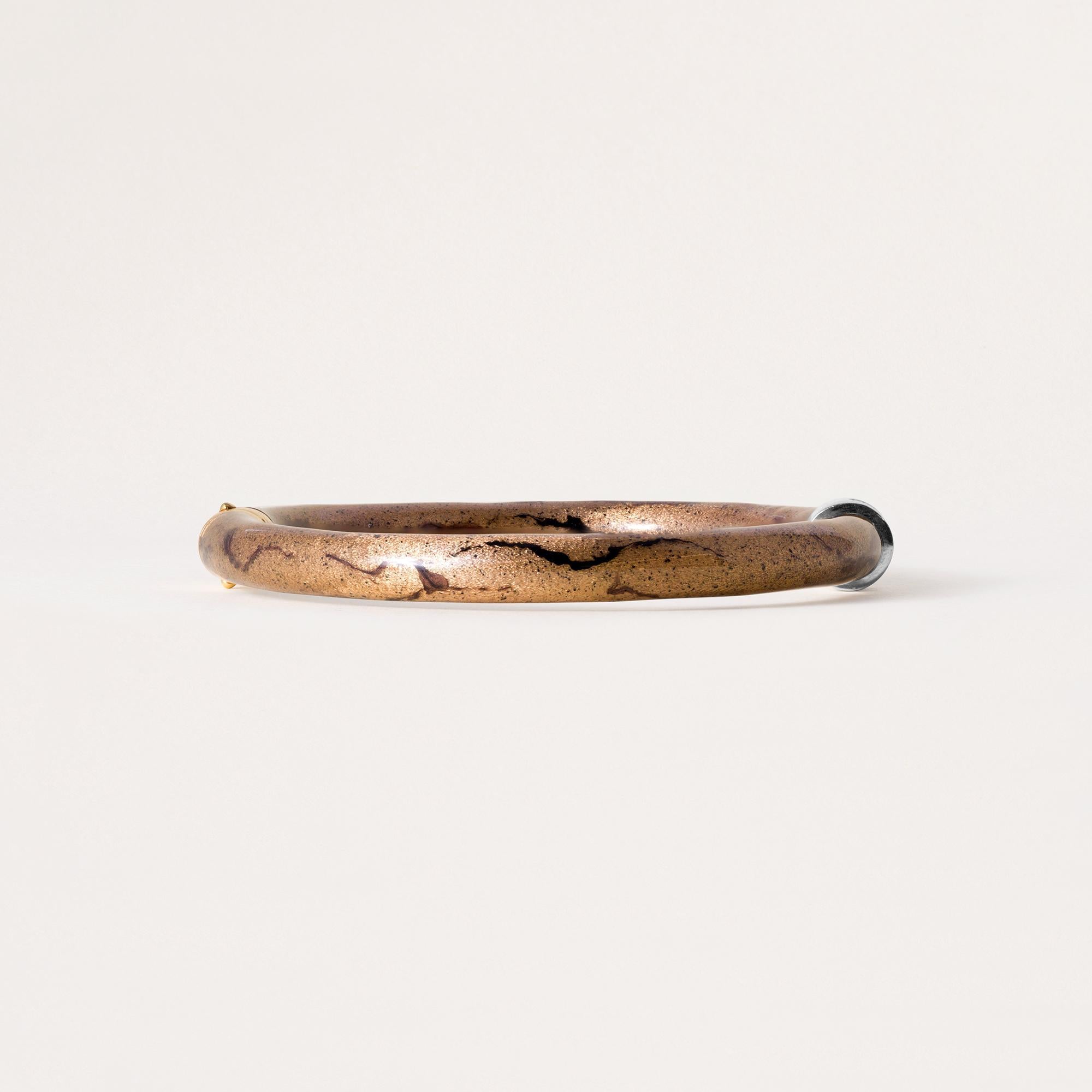 Bangle con cerniera in oro 18 carati con diamante SOHO e smalto oro rosa In condizioni ottime in vendita a Los Angeles, CA