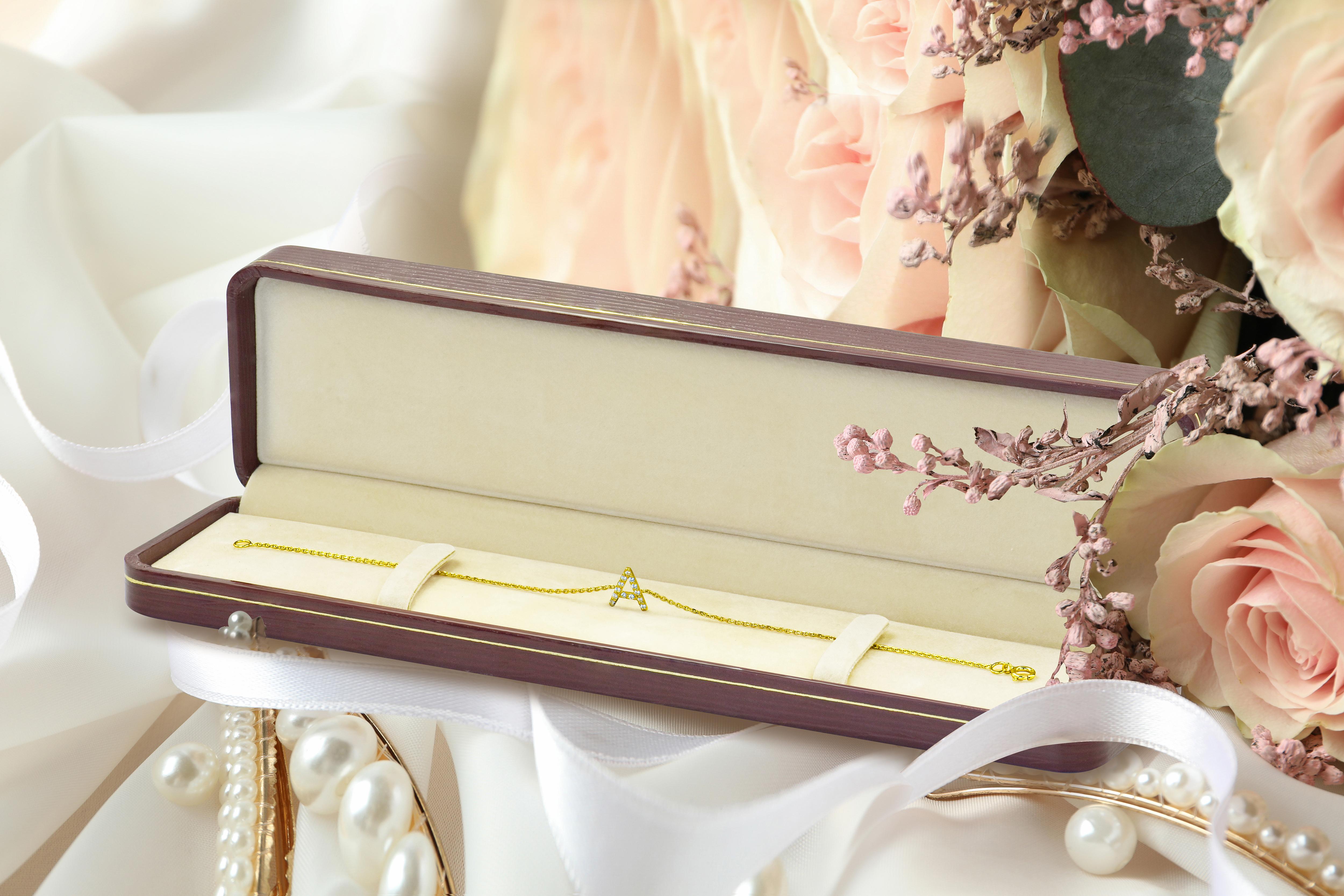 Bracciale con iniziali in oro 18K e diamanti da 0,12 carati in vendita 2