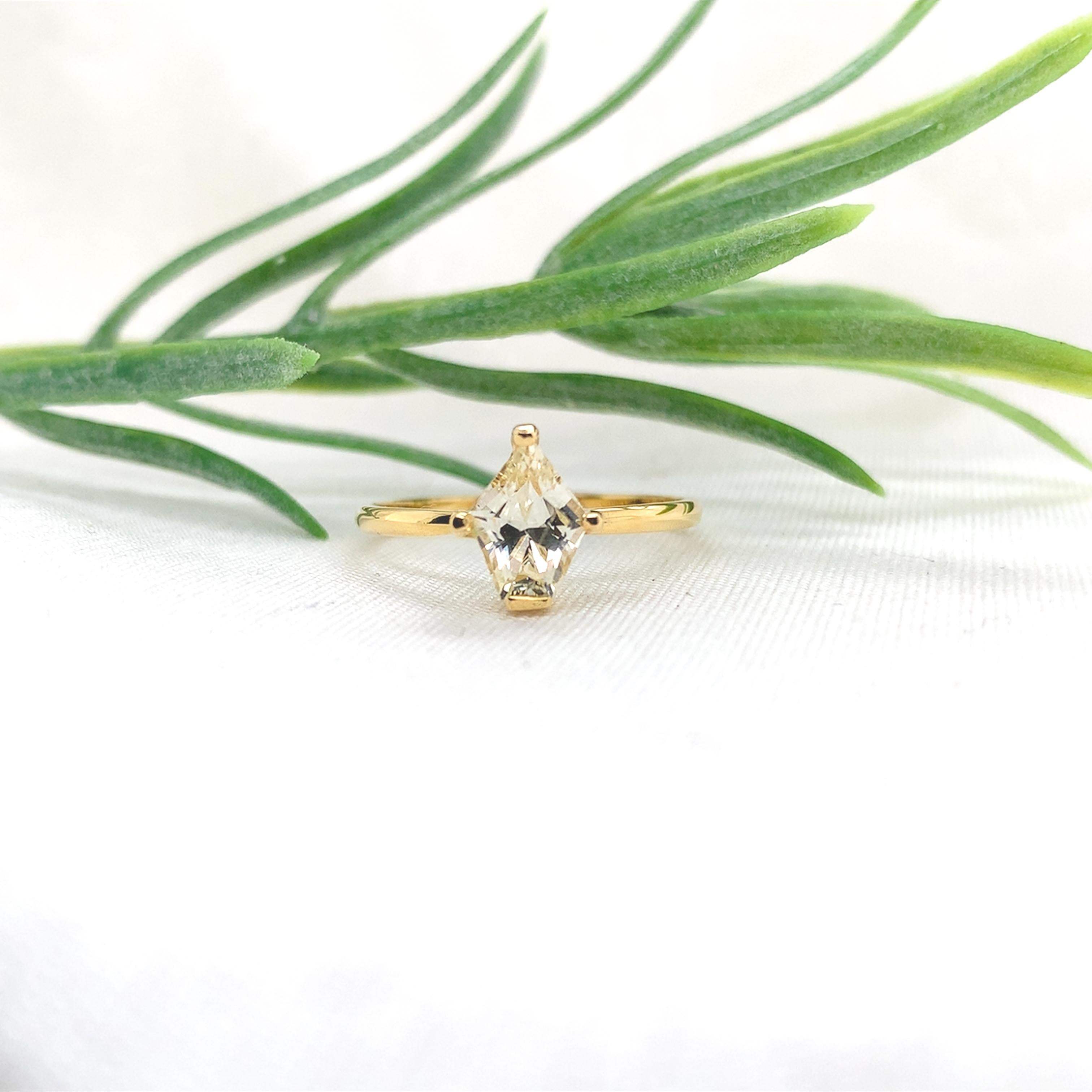 18K Gold Solitaire Ring with Fancy Shield Shaped 1.04ct Yellow Sapphire size 7 For Sale 1