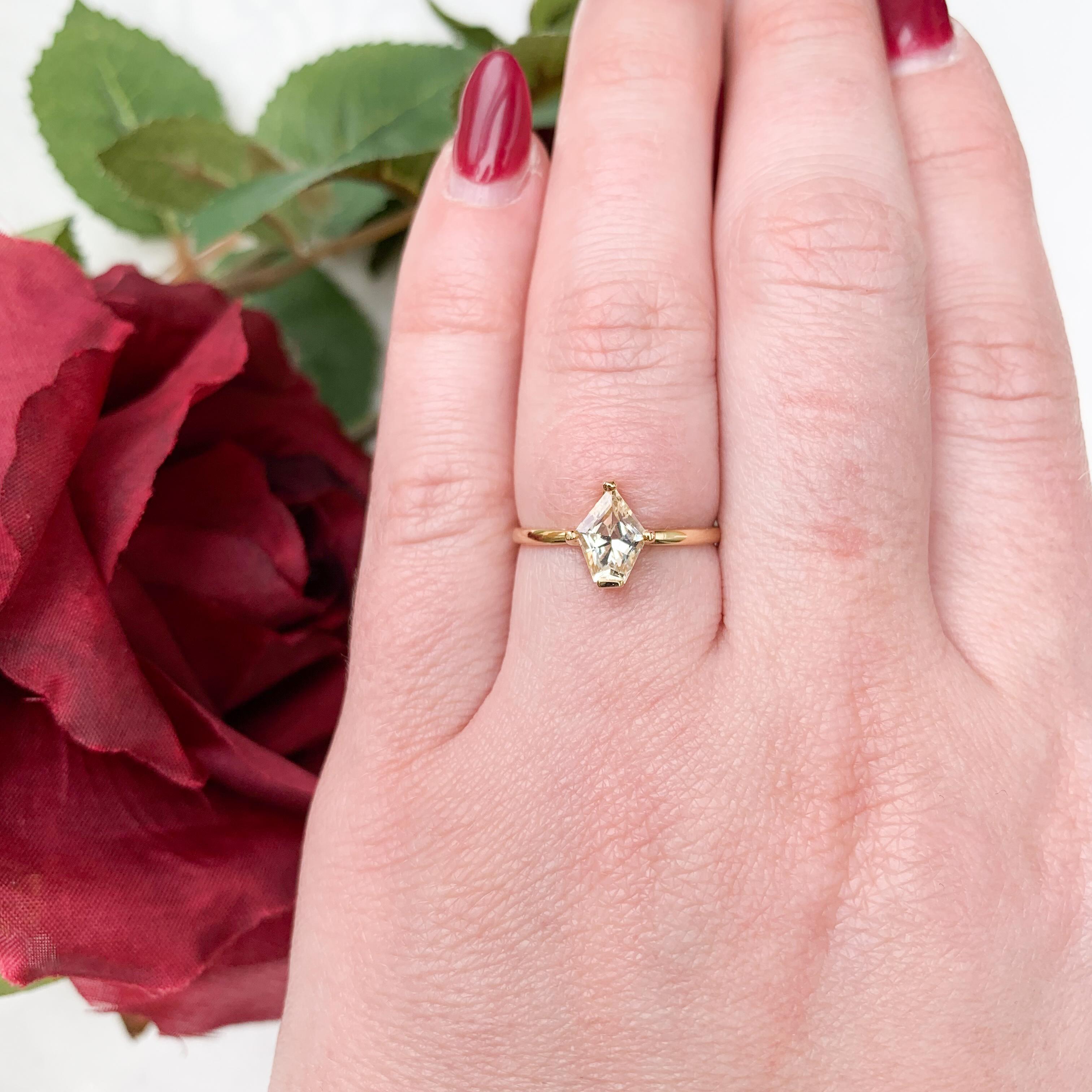 18K Gold Solitaire Ring with Fancy Shield Shaped 1.04ct Yellow Sapphire size 7 For Sale 4