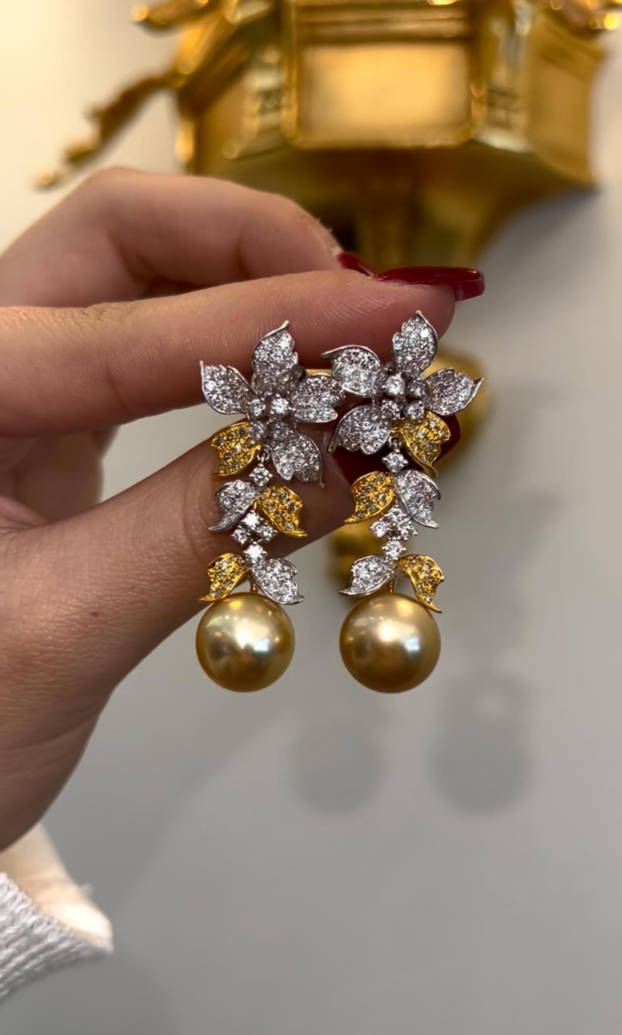 Boucles d'oreilles pendantes en or 18K avec perles des mers du Sud et diamants 3.00ct

Boucles d'oreilles pendantes en or bicolore 18 carats avec perles dorées des mers du Sud et diamants

L'élégance à son apogée, ces boucles d'oreilles pendantes en
