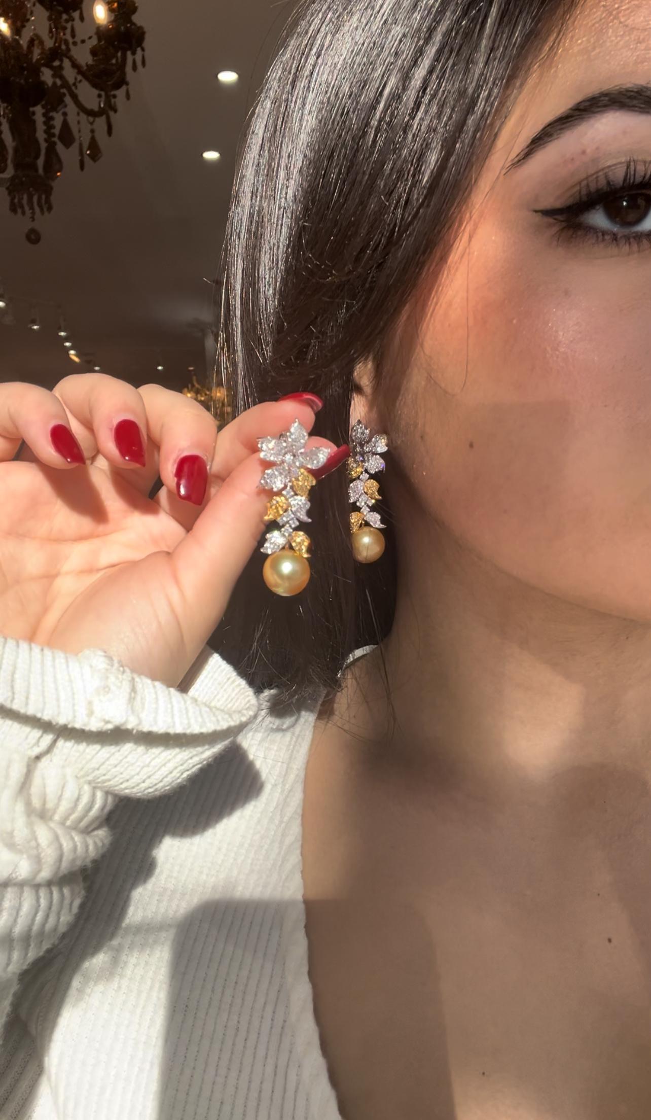 Moderne Boucles d'oreilles pendantes en or 18K avec perles des mers du Sud et diamants 3.00ct en vente