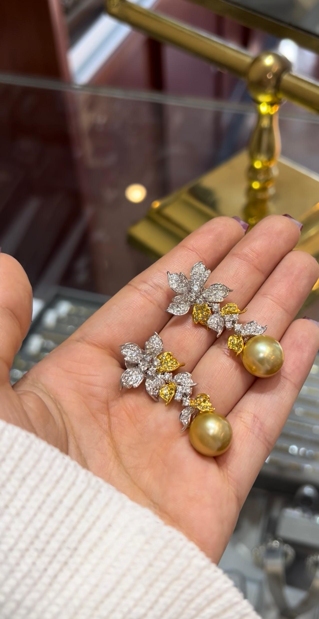 Taille ronde Boucles d'oreilles pendantes en or 18K avec perles des mers du Sud et diamants 3.00ct en vente