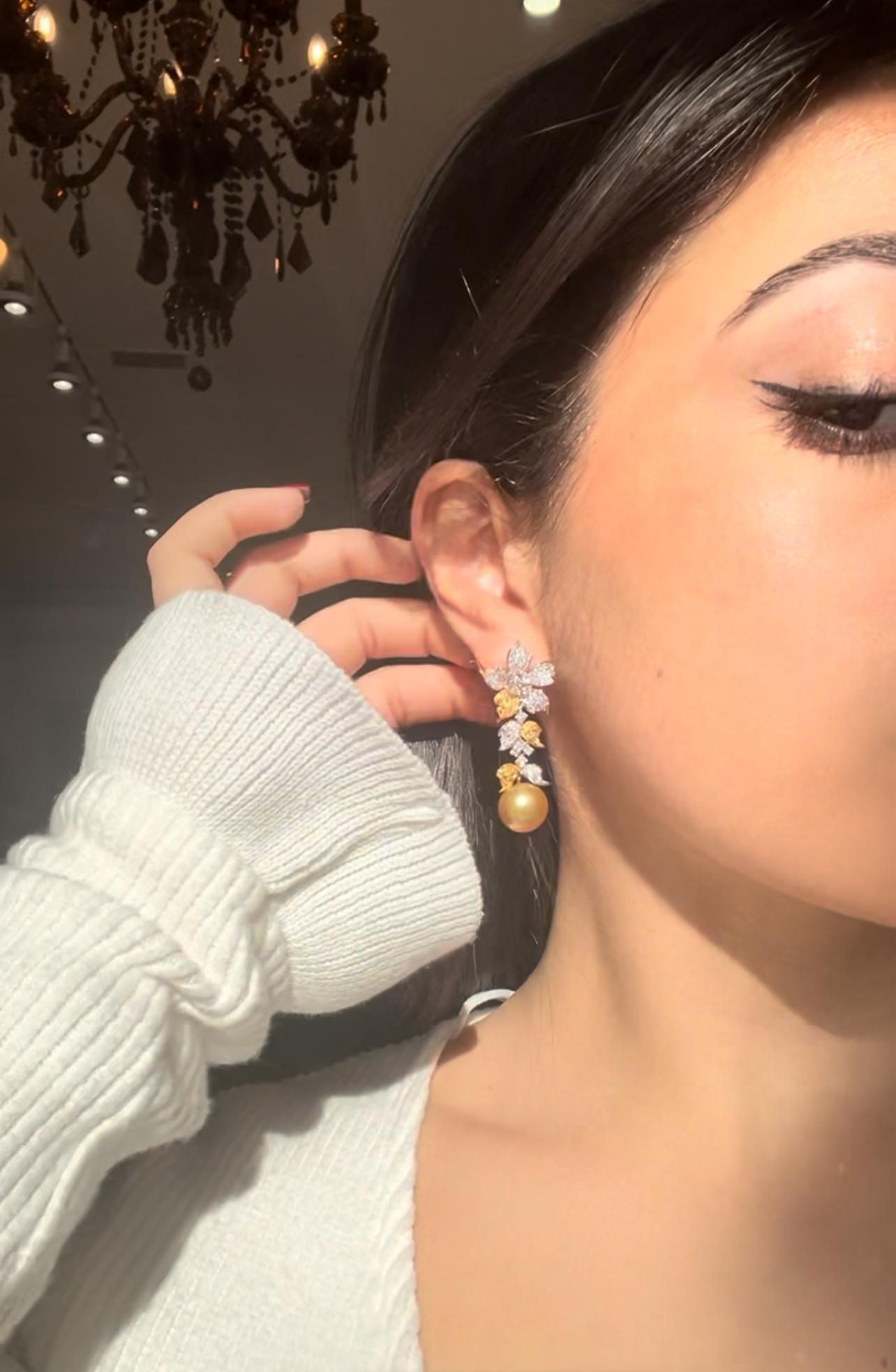 Boucles d'oreilles pendantes en or 18K avec perles des mers du Sud et diamants 3.00ct Neuf - En vente à Great Neck, NY