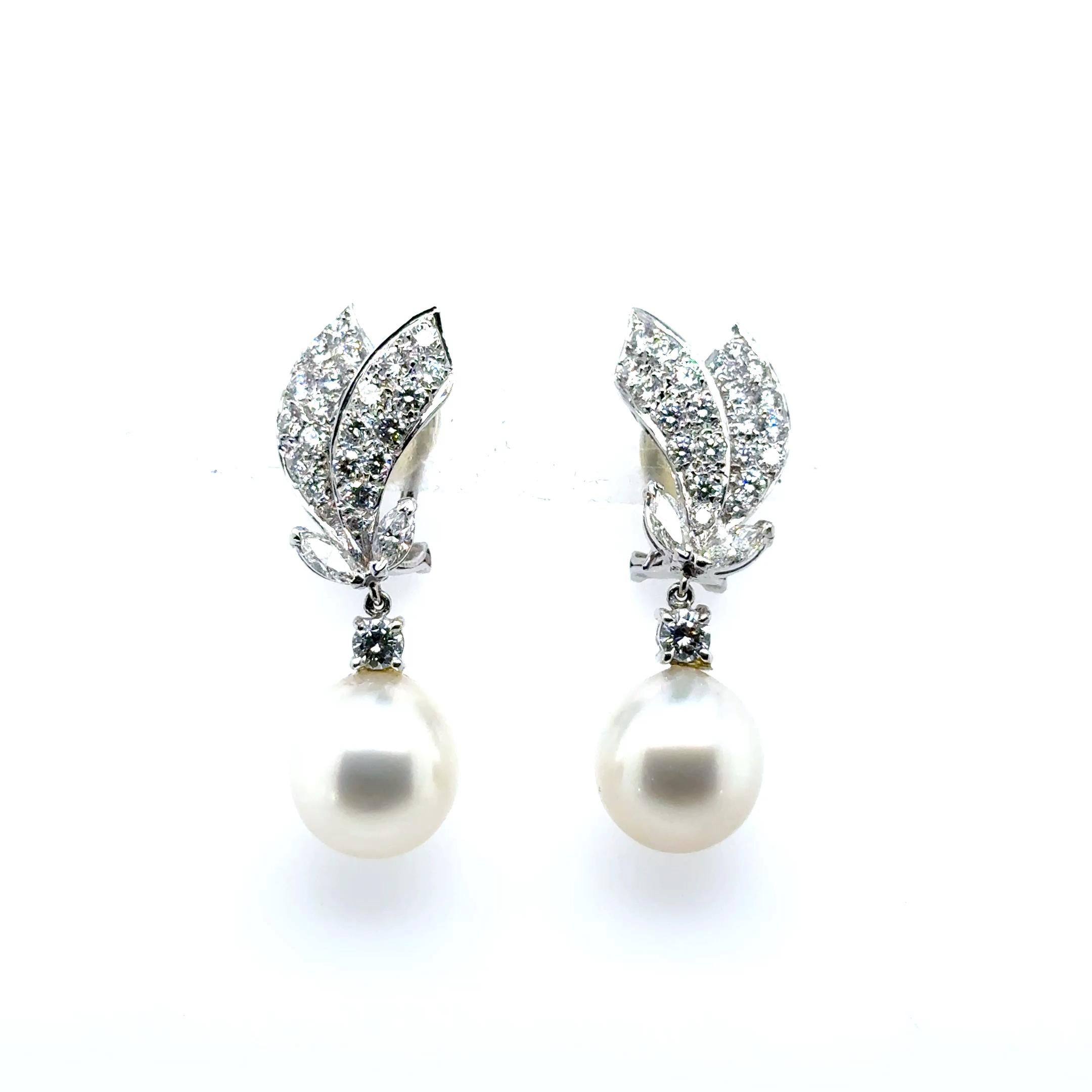Questi orecchini con diamanti e perle dei Mari del Sud in oro bianco 18 carati sono un vero incanto. 

Ogni orecchino è caratterizzato da una setosa e luminosa perla dei Mari del Sud, coltivata nelle acque incontaminate al largo delle coste del