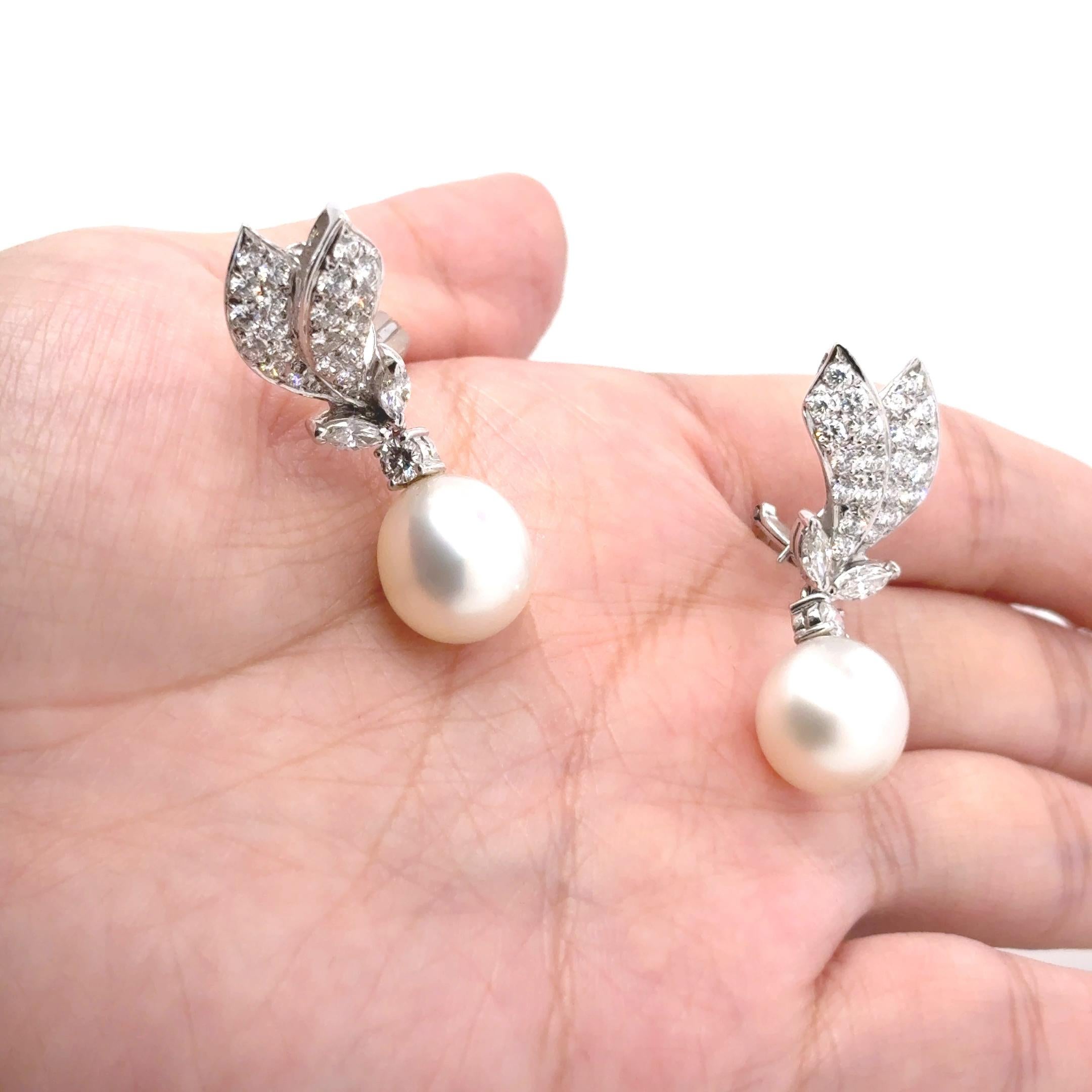 Contemporaneo Orecchini in oro 18k con perle dei mari del Sud e diamanti da 2,38 carati in vendita