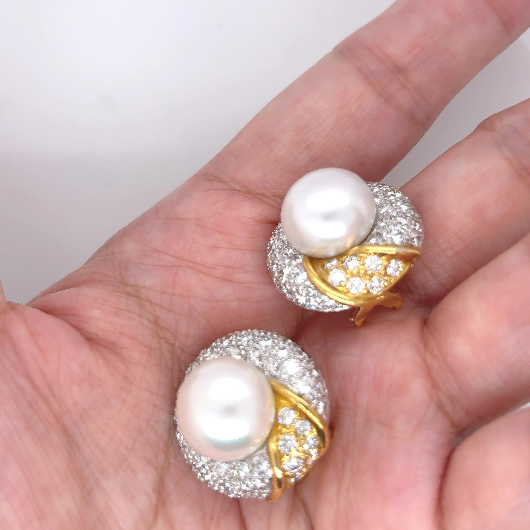 Ogni orecchino, incastonato in un ricco oro 18 carati, presenta una lucente perla dei Mari del Sud.

Abbinato a 5,13 carati di diamanti che danzano con la luce. 

Le perle simboleggiano la purezza e l'equilibrio emotivo, mentre i diamanti sono noti