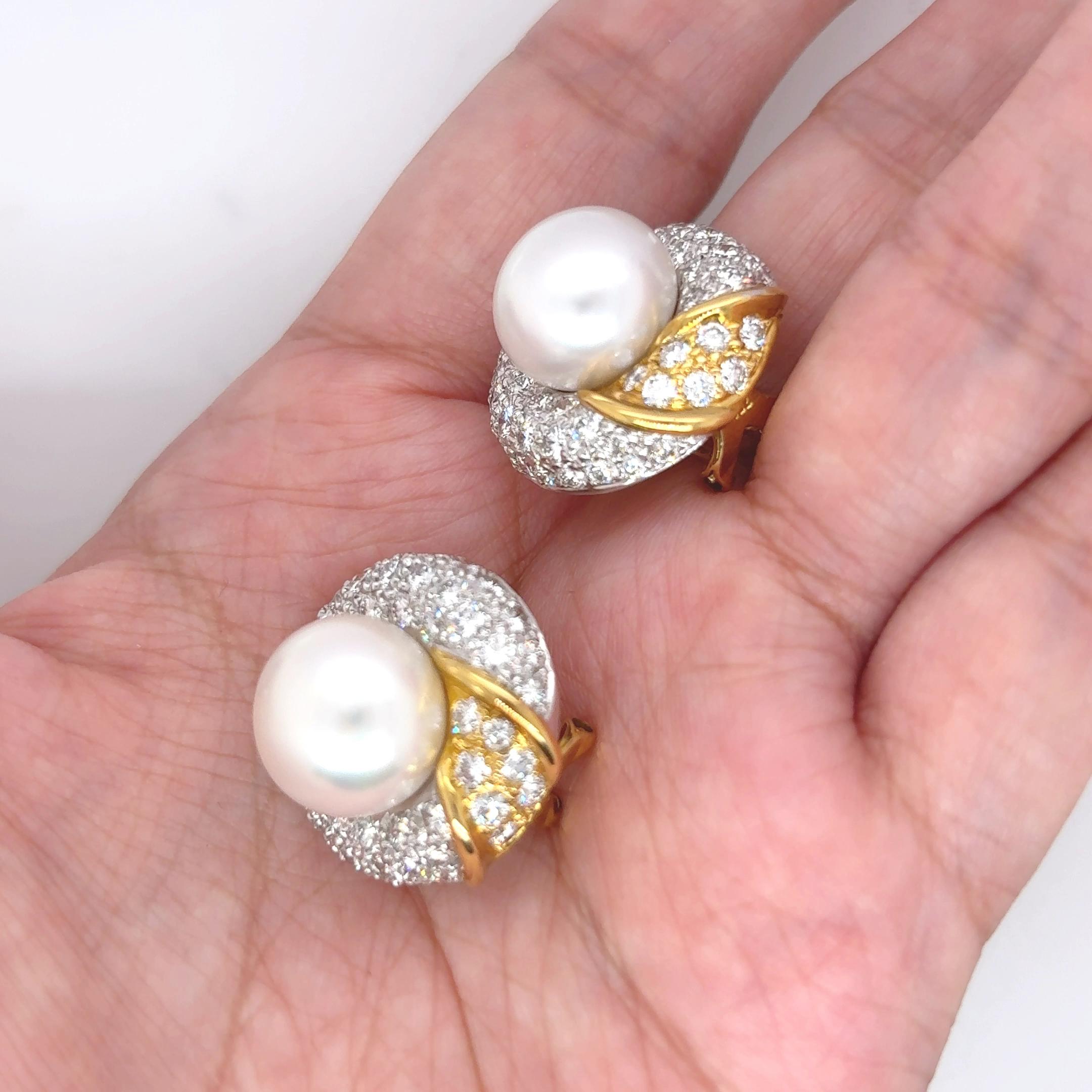 Contemporaneo Orecchini in oro 18 carati con perle dei mari del sud e diamanti 5,13 carati in vendita