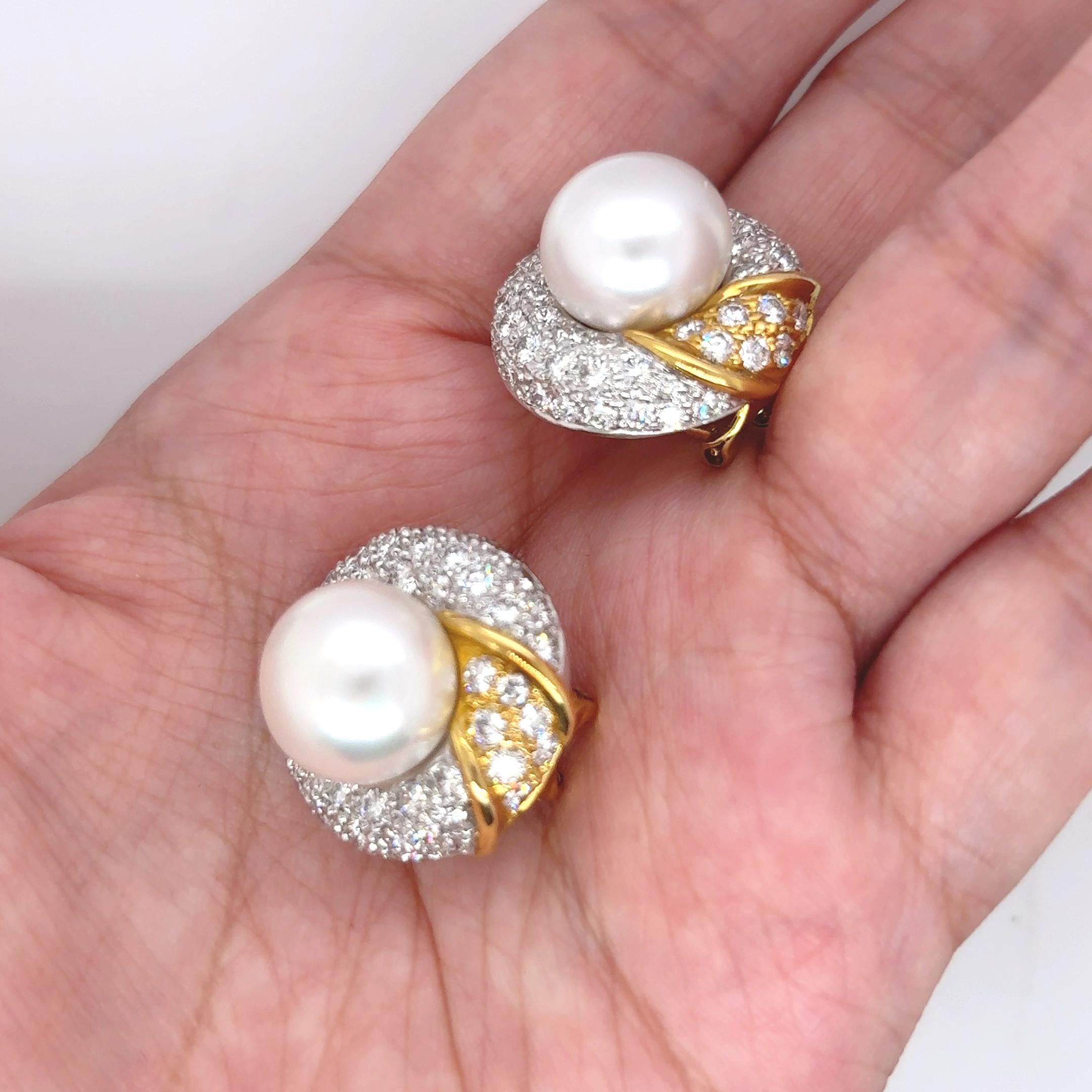Taglio rotondo Orecchini in oro 18 carati con perle dei mari del sud e diamanti 5,13 carati in vendita