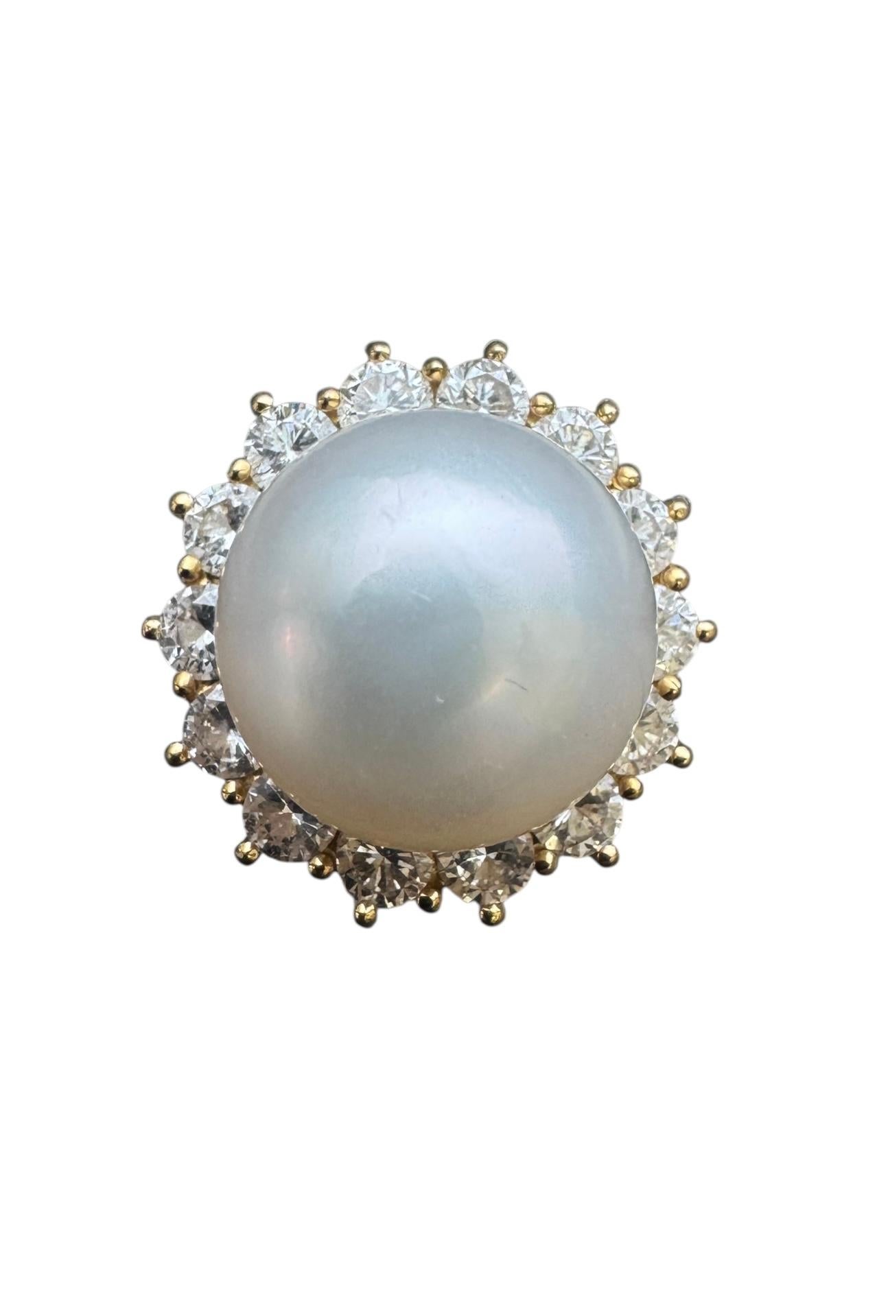 Anello in oro giallo 18K con perla rotonda centrale dei mari del sud di circa 14x13,5 mm circondata da 14 Brillianti di circa 1,54 carati

