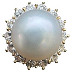 Anello con diamante e perla dei mari del sud in oro giallo 18 carati