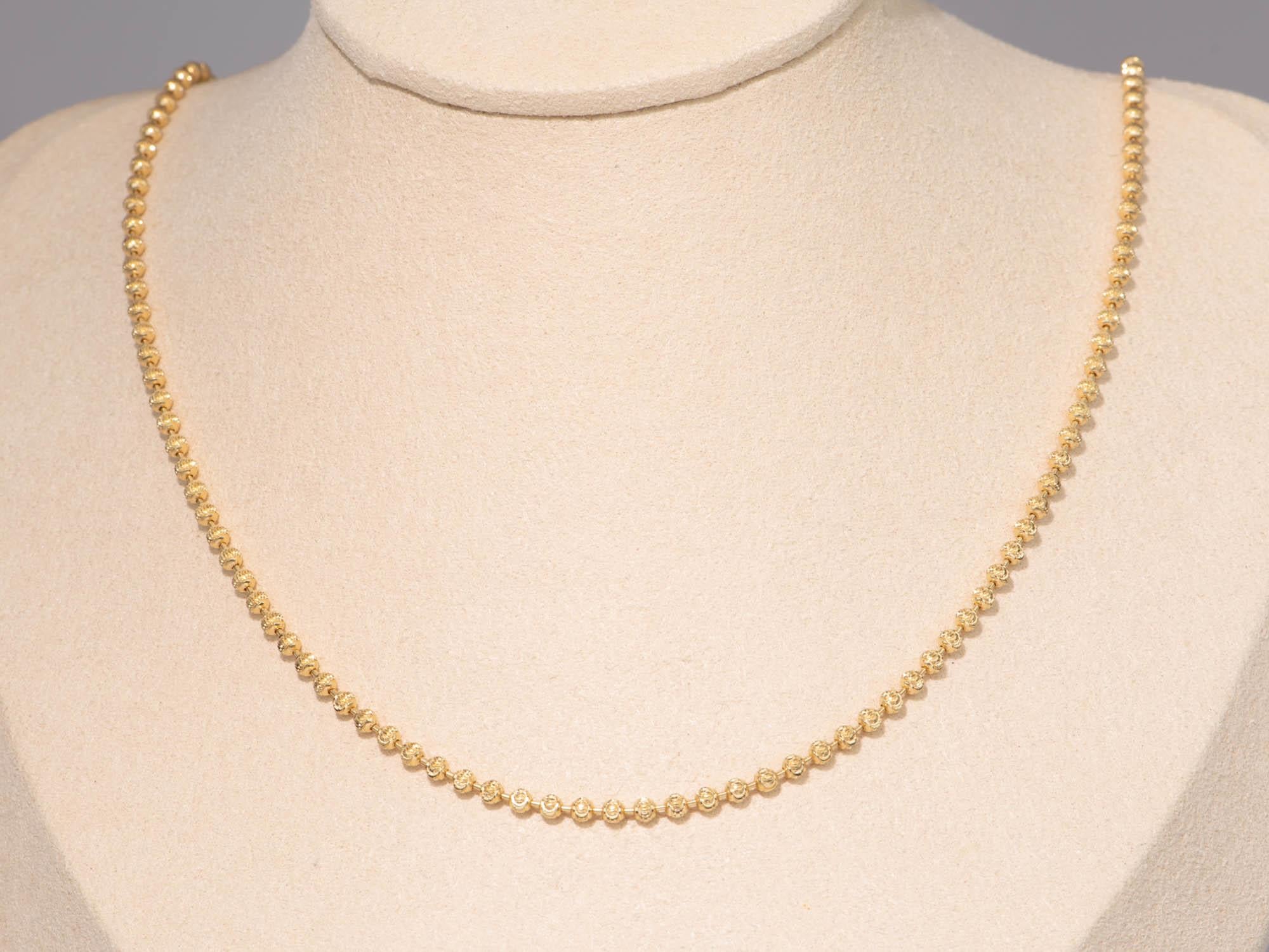 Feal lussuoso con questa collana lunga con perline scintillanti in oro 18 carati. Realizzata in oro massiccio, ogni perlina da 18 carati ti regala una lucentezza alla moda. Con un peso di 12.53 g, questa splendida collana aggiunge un tocco di
