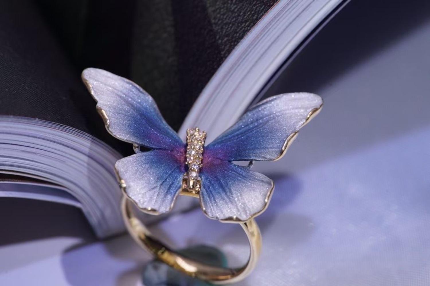 Anello con farfalla in oro speciale 18 carati e polvere d'oro con diamanti

Oro 18K - 6,68 GM
Diamanti - 0,05 CT

Superficie colorata con polvere d'oro speciale.