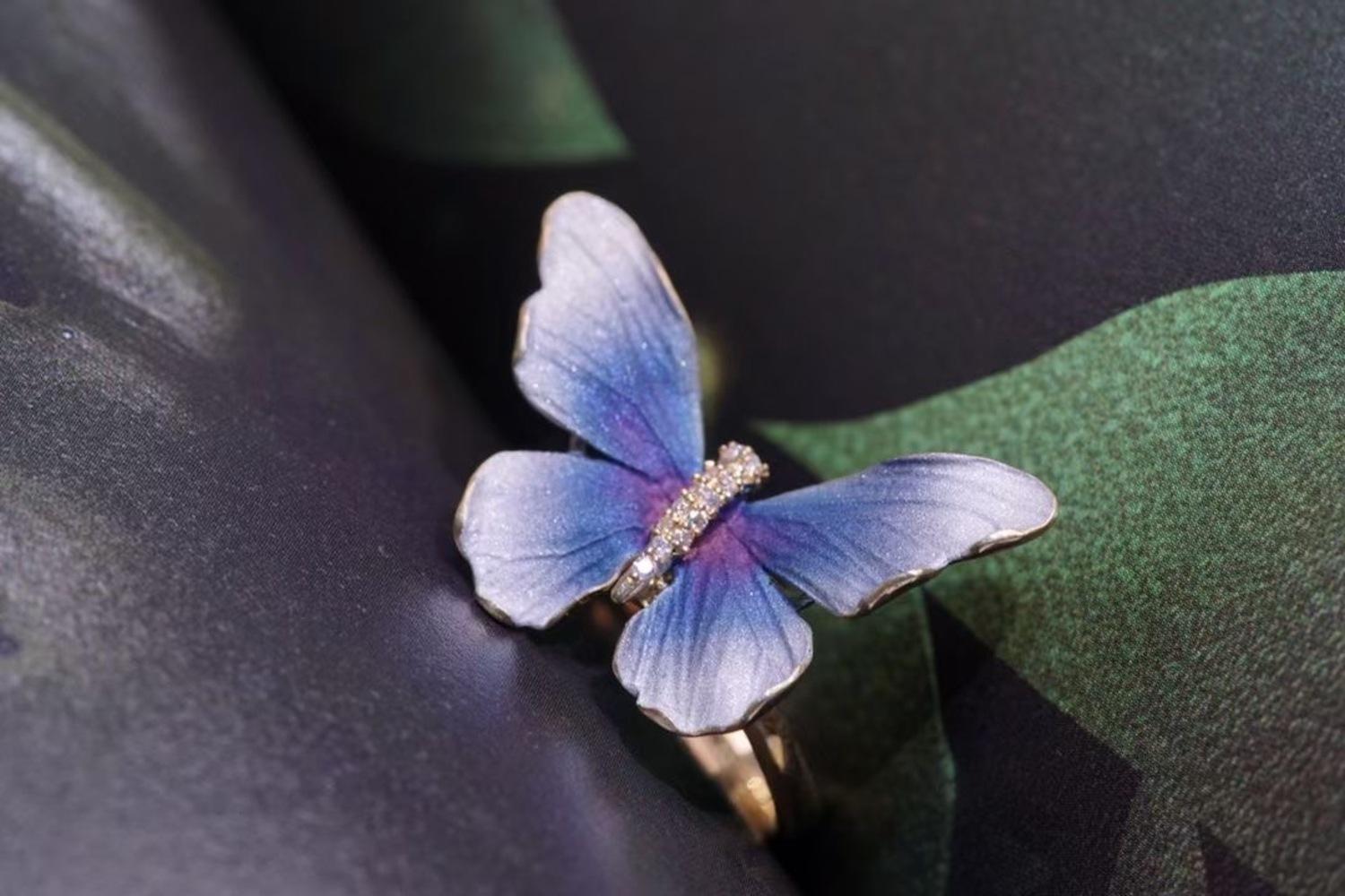 Moderno Anello con farfalla in oro speciale 18 carati e polvere d'oro con diamanti in vendita