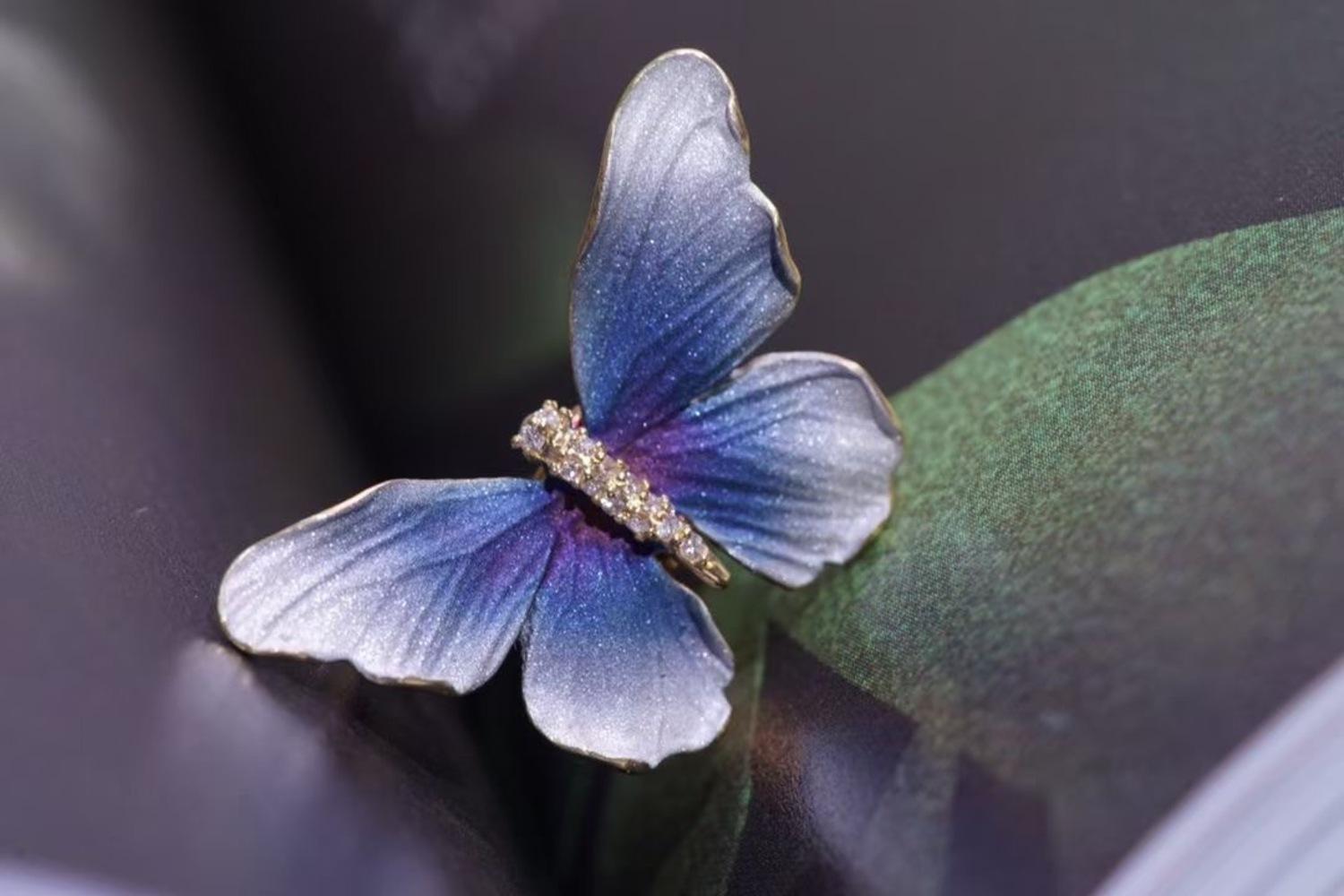 Taglio rotondo Anello con farfalla in oro speciale 18 carati e polvere d'oro con diamanti in vendita
