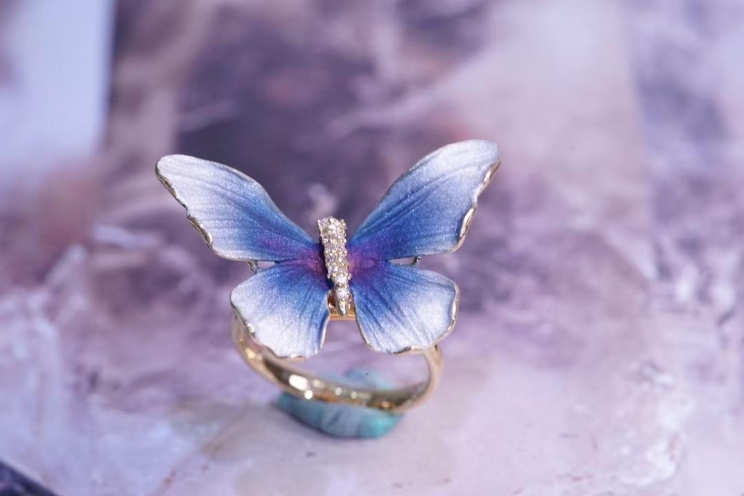 Anello con farfalla in oro speciale 18 carati e polvere d'oro con diamanti In condizioni Nuovo in vendita a Kowloon, HK